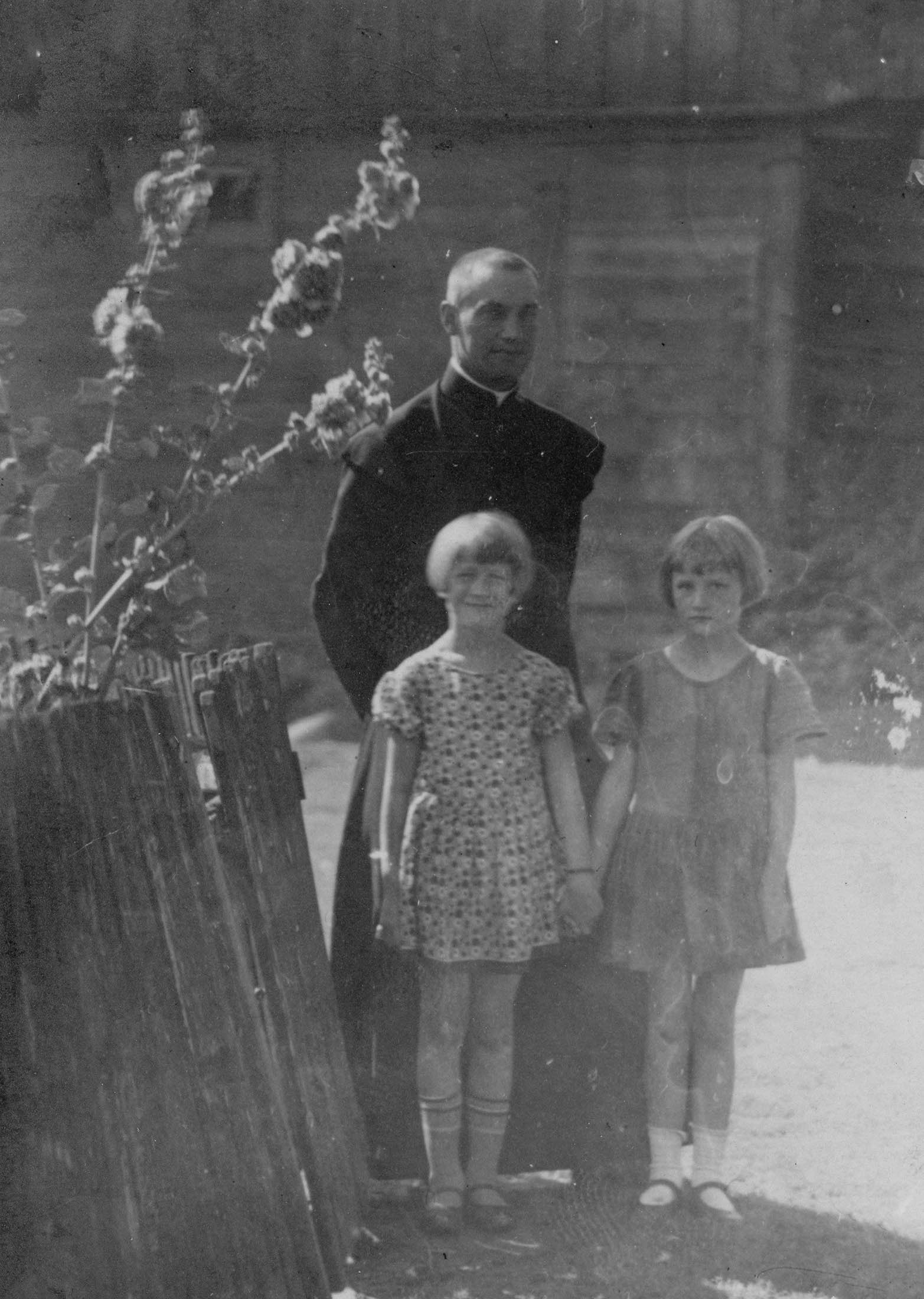 1929.08 | ks. Witold Kuźmicki - proboszcz zabłudowski w latach 1927-1936 (odnowiciel kościoła parafialnego, kaplic św. Rocha i św. Marii Magdaleny - założyciel Akcji Katolickiej, odnowiciel Bractwa III Zakonu - aresztowany i umieszczony w więzieniu w Grodnie, 13.07.1943 r. w pobliżu wsi Naumowicze k/Grodna prawodopodobnie postrzelony w rękę i zasypany żywcem w dole) | z arch. ks. Andrzeja Górskiego