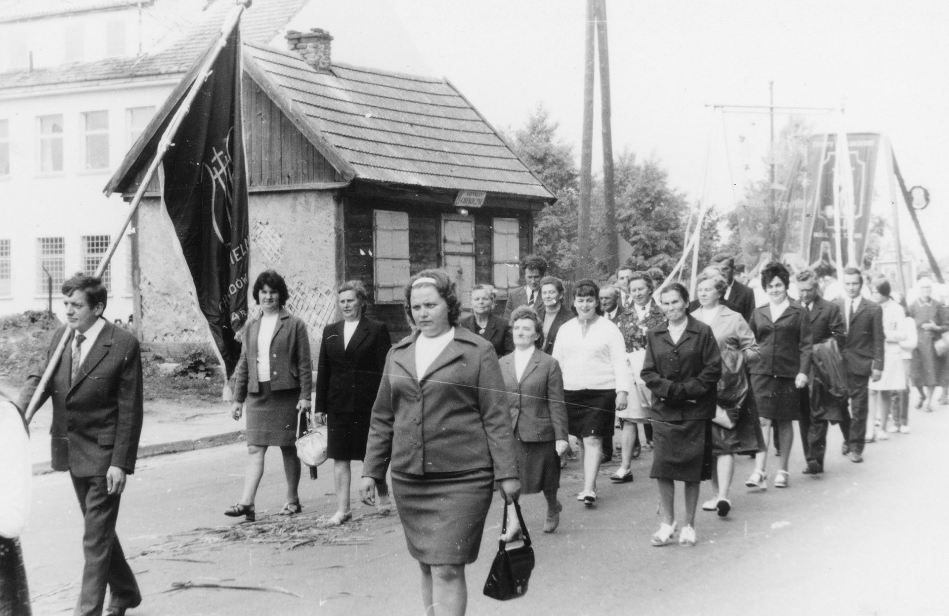 1973 | Procesja Bożego Ciała w Zabłudowie - ul. Bielska, widok w stronę ul. Rynek | z arch. Małgorzaty Kasperowicz