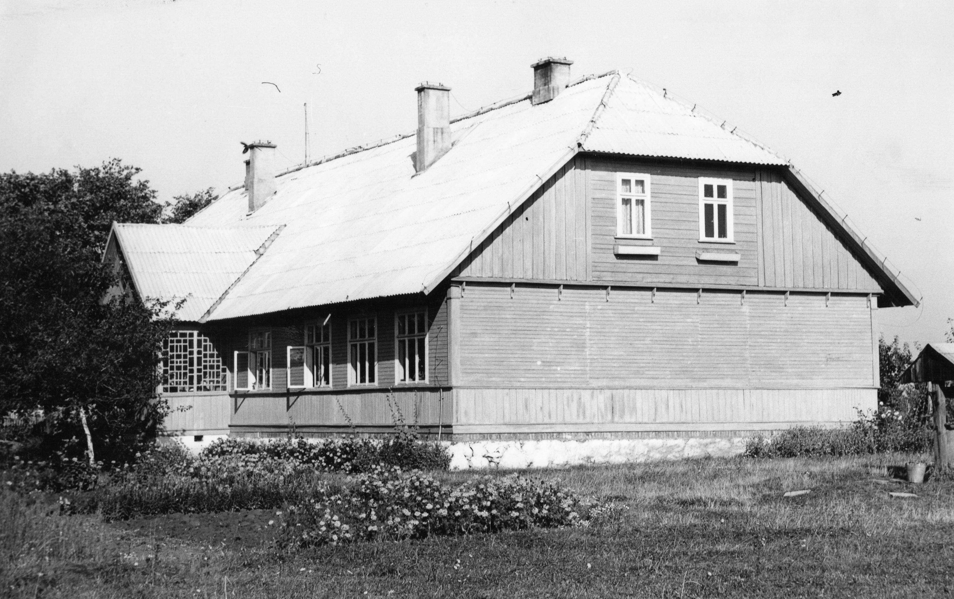 ok. 1970 | Budynek starej Szkoły Podstawowej w Rafałówce, która spłonęła z 15 na 16 czerwca 2003 roku | z arch. Anny Ostapowicz