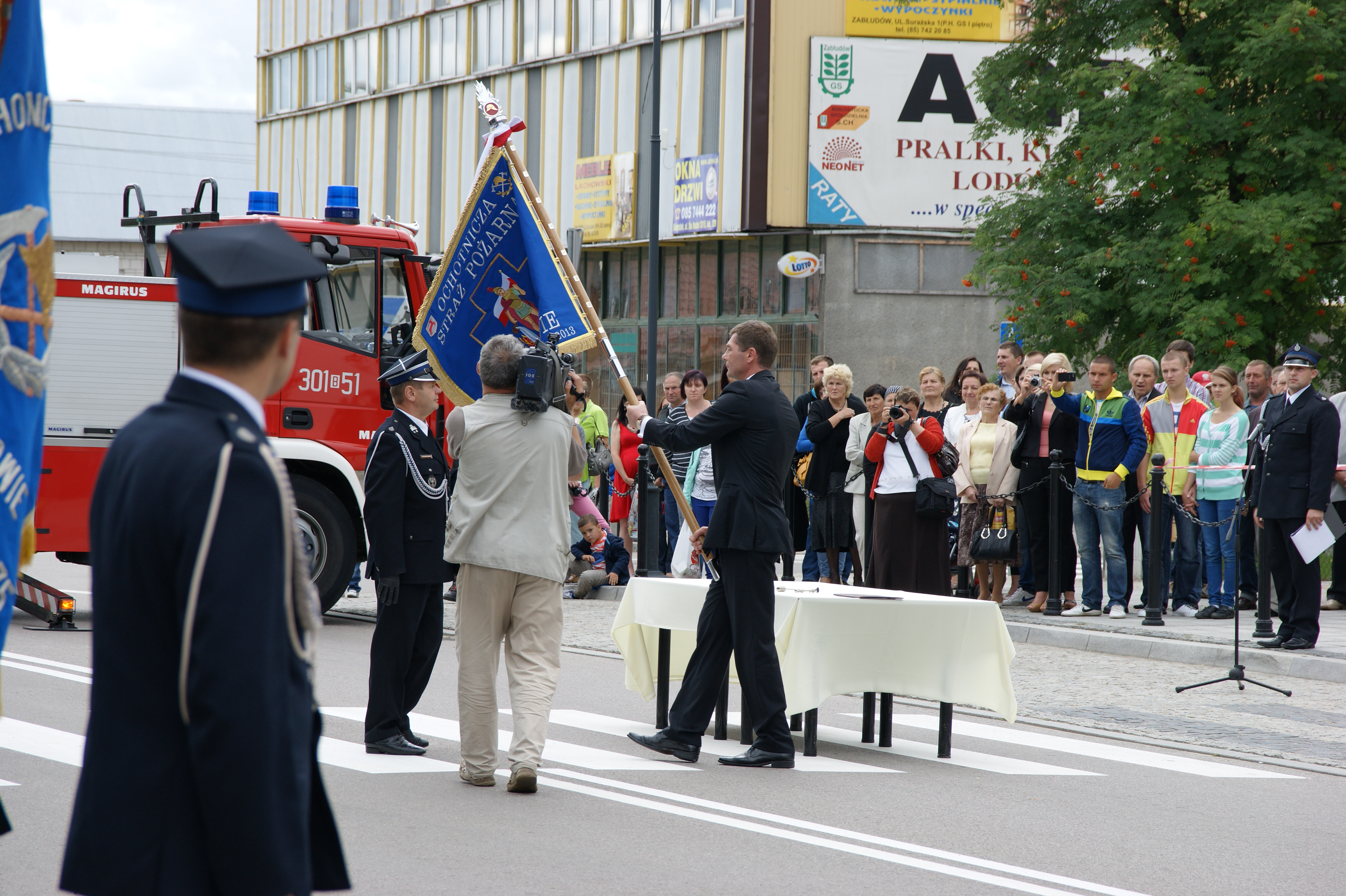 2013.07.21  |  Burmistrz Zabłudowa - Jacek Waldemar Lulewicz wręcza sztandar Ochotniczej Straży Pożarnej w Zabłudowie - ul. Rynek  |  z arch. MOAK