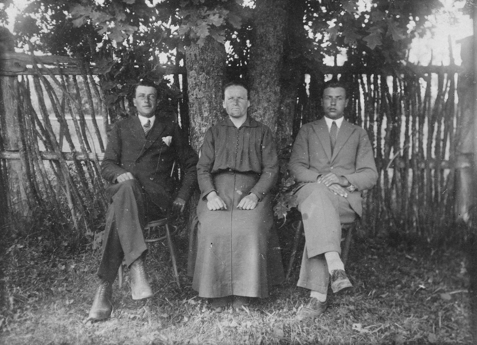 1930 | Rodzina Dołżyńskich - od lewej: Antoni Dołżyński, Rozalia Dołżyńska, Władysław Dołżyński | z arch. Emilii Sękowskiej-Dołżyńskiej
