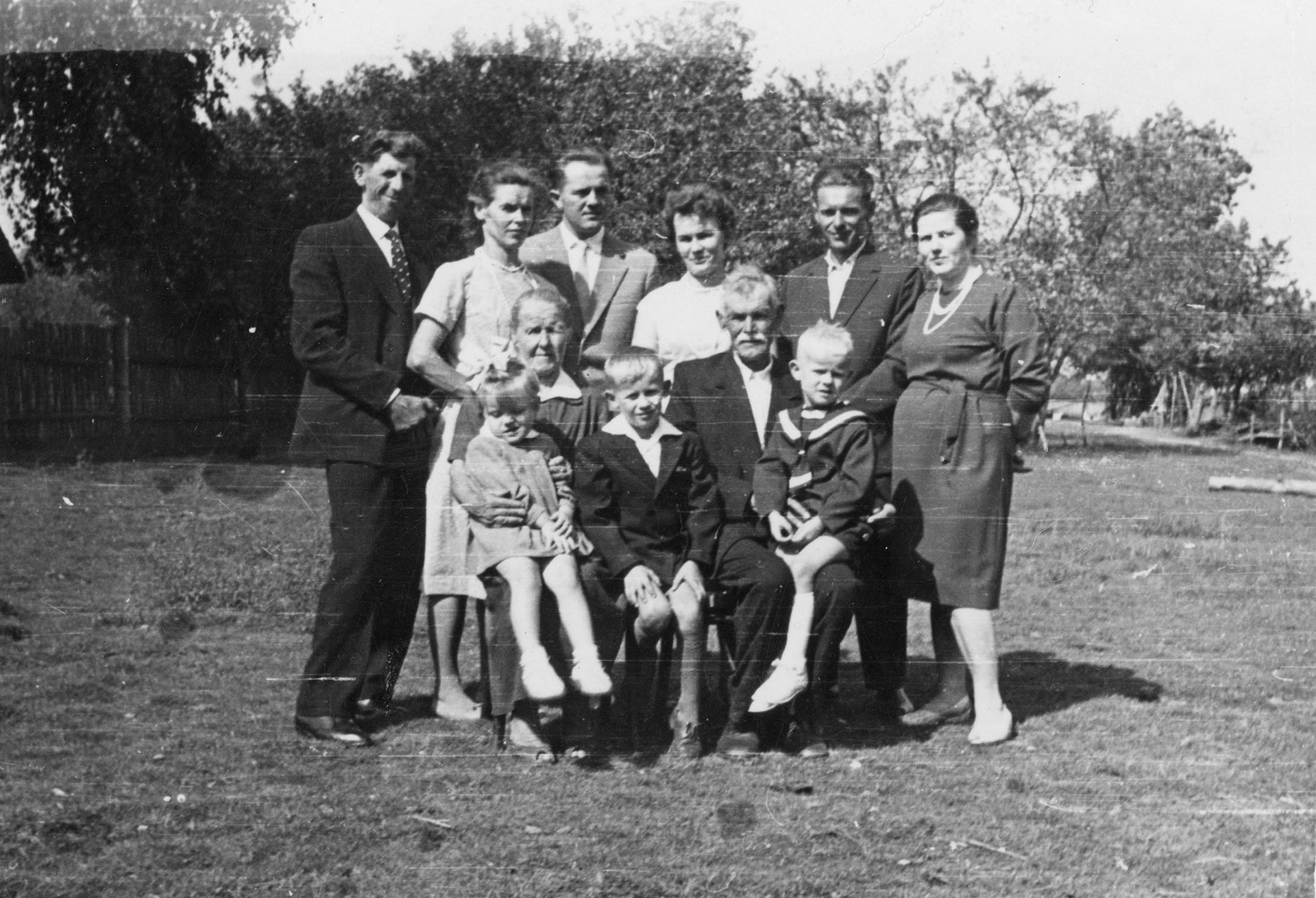 ok. 1962 | od lewej u góry: Eugeniusz i Walentyna Makal, Sergiusz i Zinaida Jemieljaniuk, Michał i Anna Kulikowscy - siedzą: Anna i Maksym Kulikowscy - dzieci od lewej: Barbara Kulikowska, Lech Makal, Mirosław Jemieljaniuk | z arch. Barbary Kulikowskiej