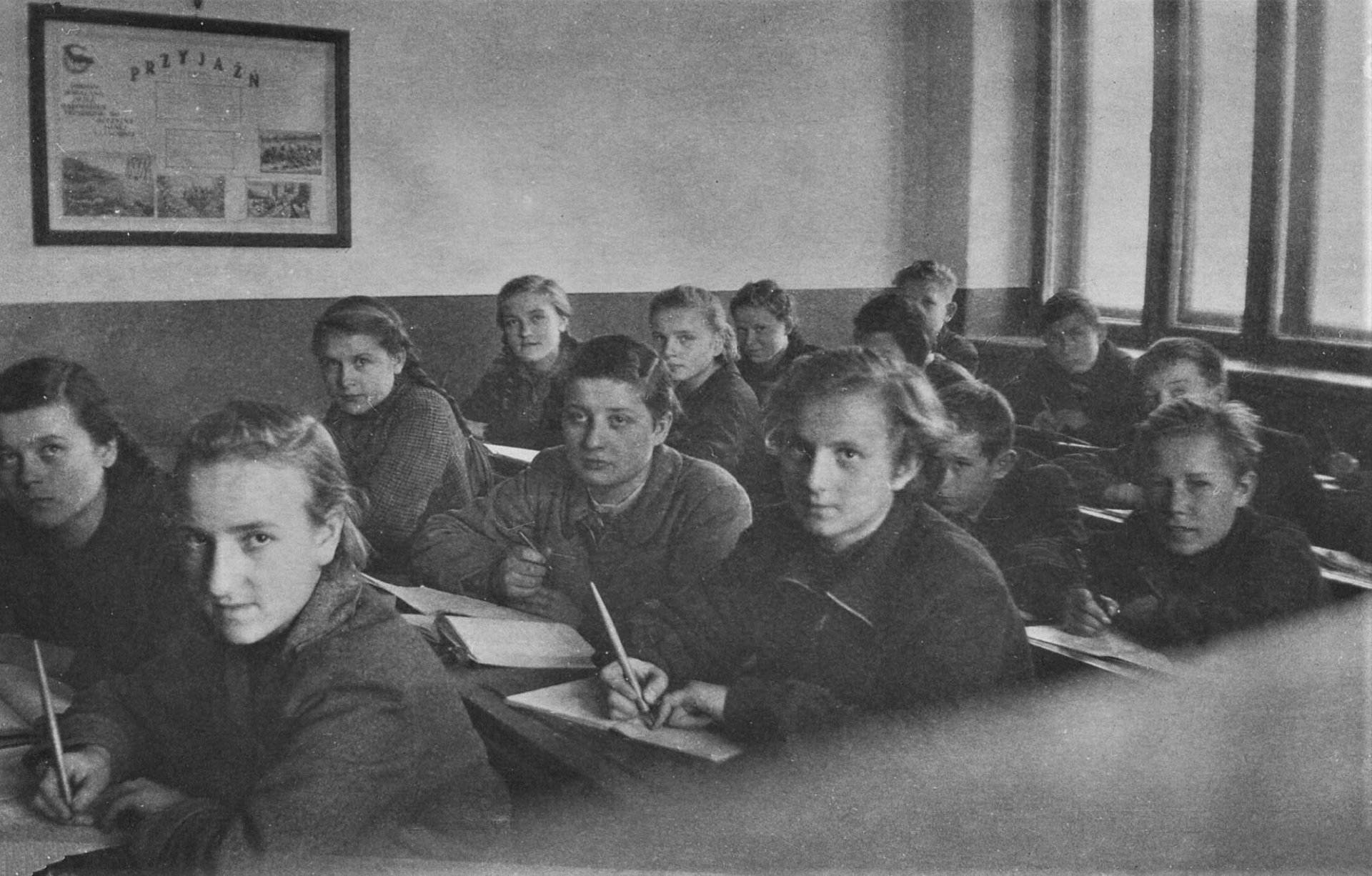 1955 | Uczniowie w klasie - Szkoła Podstawowa w Zabłudowie - na zdjęciu m.in. Anna Rogucka | z arch. Macieja Roguckiego