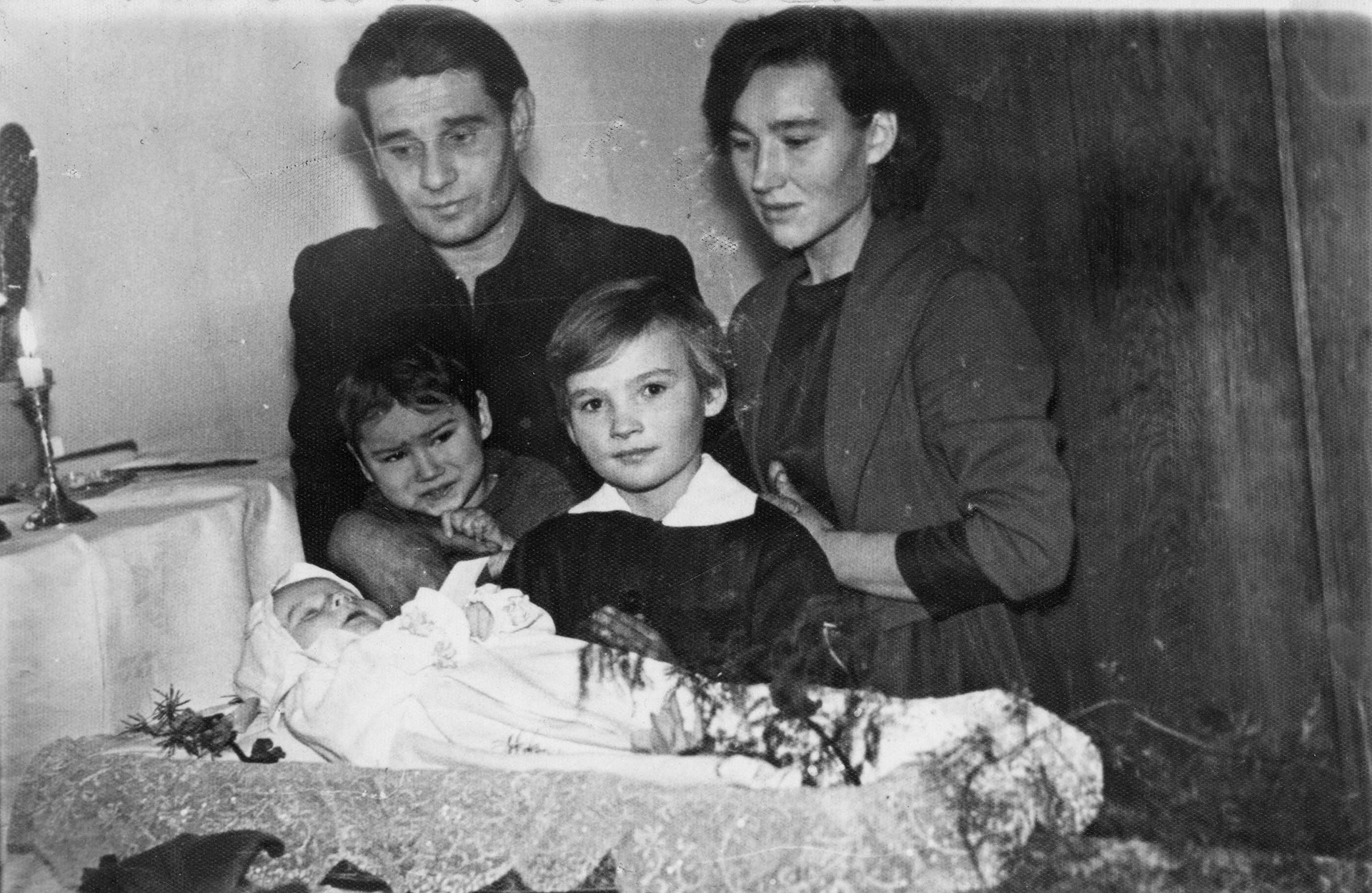Lata 60. XX wieku | Pogrzeb Henryka Ciuchnieckiego - od lewej u góry Piotr Ciuchniecki, Maria Zdanowicz z d. Samsonowicz, w drugim rzędzie Aleksander Ciuchniecki, Teresa Wiercińska z d. Ciuchniecka | z arch. Doroty Winnickiej