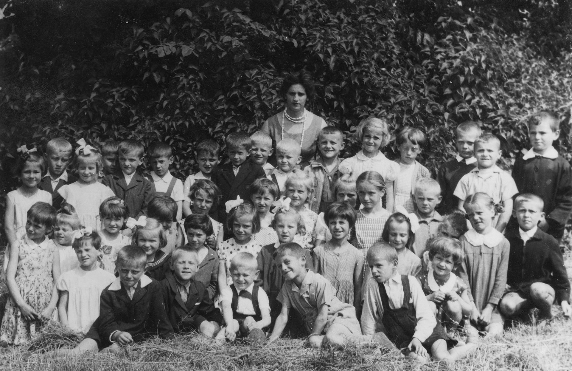 1962 | Klasa I z nauczycielką p. Ireną Bogdanowicz - przed nią stoi Tadeusz Stelmach | z arch. Tadeusza Stelmacha