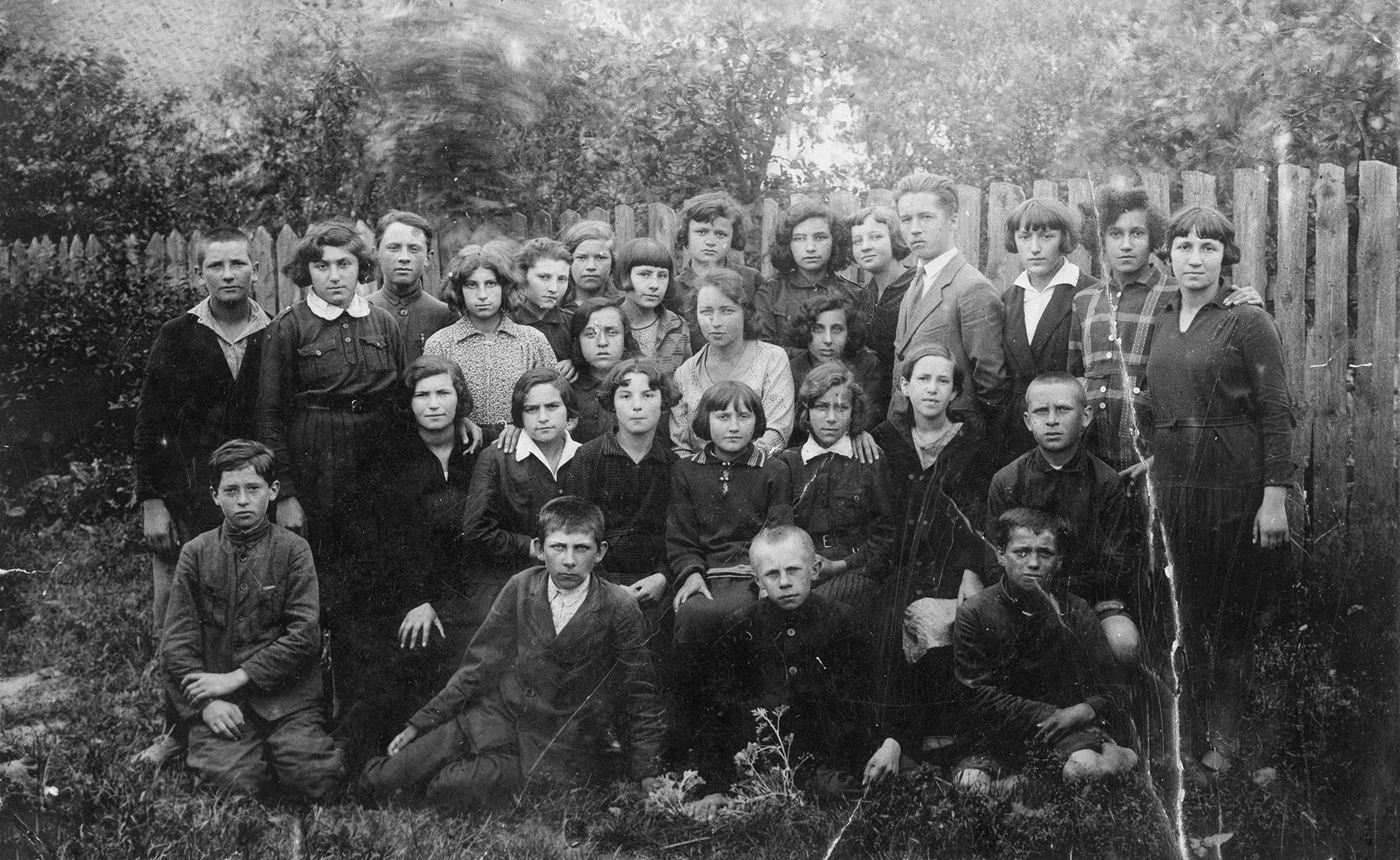 1930-1931 | Uczniowie klasy VI z wychowawcami - w środku nauczycielka Leokadia Glinka z d. Lewkowicz, czwarty od prawej u góry Jan Henzel - wśród uczniów Stanisława Matysewicz z d. Bach | z arch. Bogdana Matysewicza