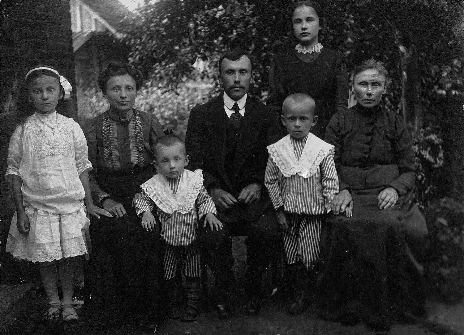 1916.07 | 10. rocznica ślubu Zofii i Waleriana Maksimowiczów - od lewej: Irena Maksimowicz, Zofia Maksimowicz, Antoni Maksimowicz, Walerian Maksimowicz - syn, Teresa Maksimowicz - siostra Waleriana, Walerian Maksimowicz oraz Anna Bykowska z d. Bajdowicz | z arch. Tadeusza Maksimowicza