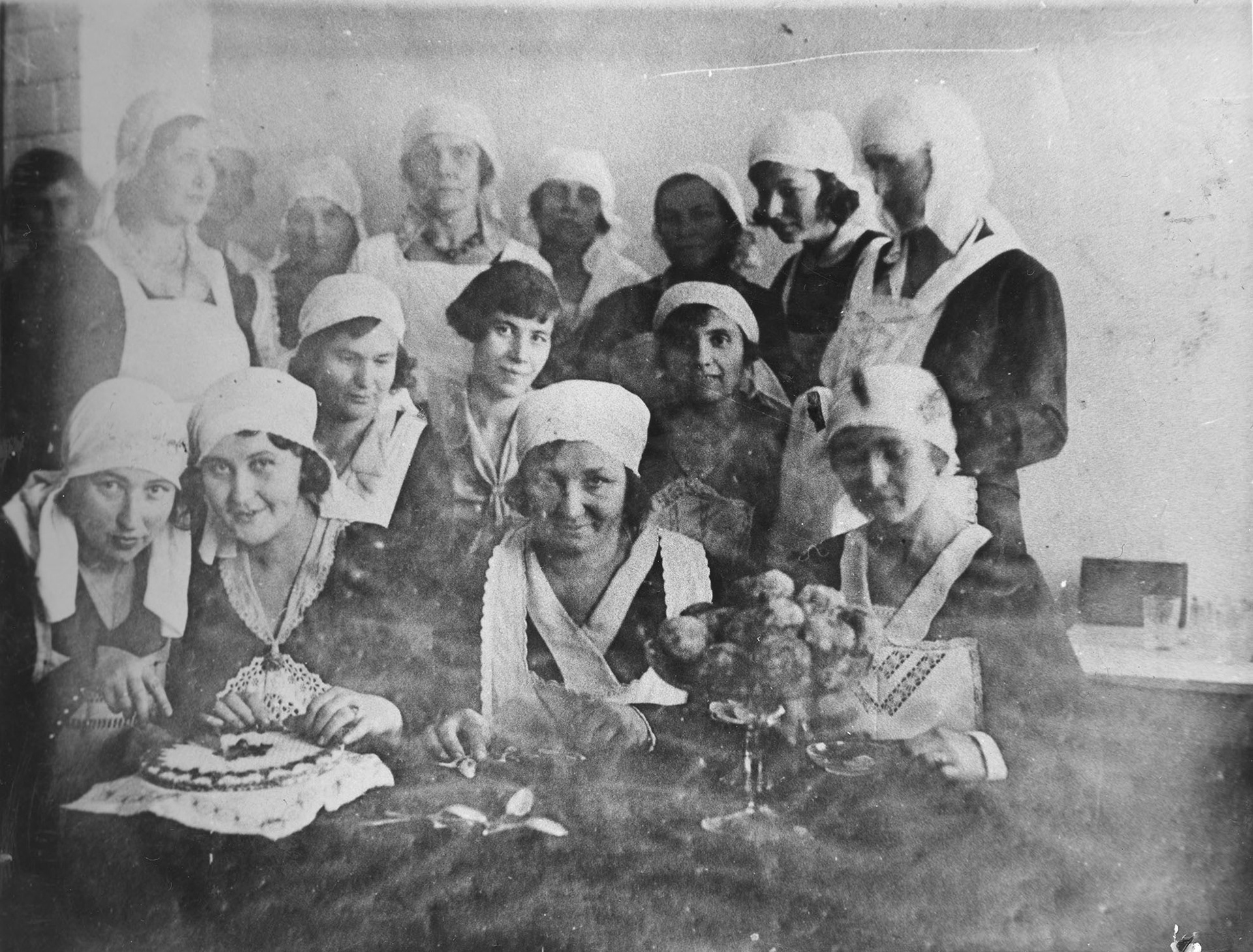 Lata 30. XX wieku | Żeńska Organizacja Pomocy Katolickiej - kurs nowoczesnego gotowania - 1. od lewej u dołu Leokadia Glinka z d. Lewkowicz | z arch. Zofii Polikarp