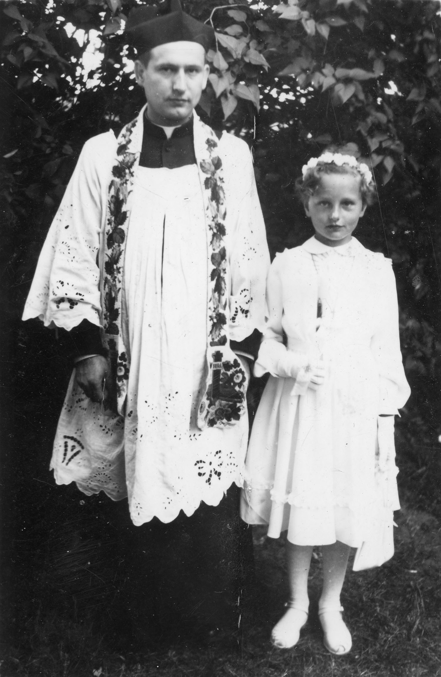 Lata 60. XX wieku | ks. Henryk Abramowicz (wikariusz w latach 1960-1964) i Cecylia Szumska - Pierwsza Komunia Święta w Zabłudowie | z arch. Agaty Łysak