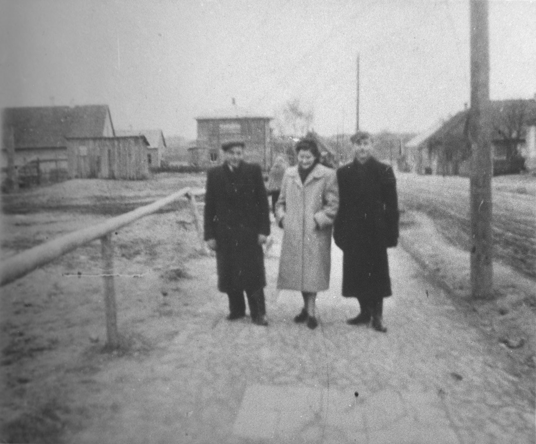 1947 | Widok na ul. Adama Mickiewicza - w środku Teresa Łysak z d. Kuczyńska, po prawej Józef Minkiewicz | z arch. Zofii Polikarp