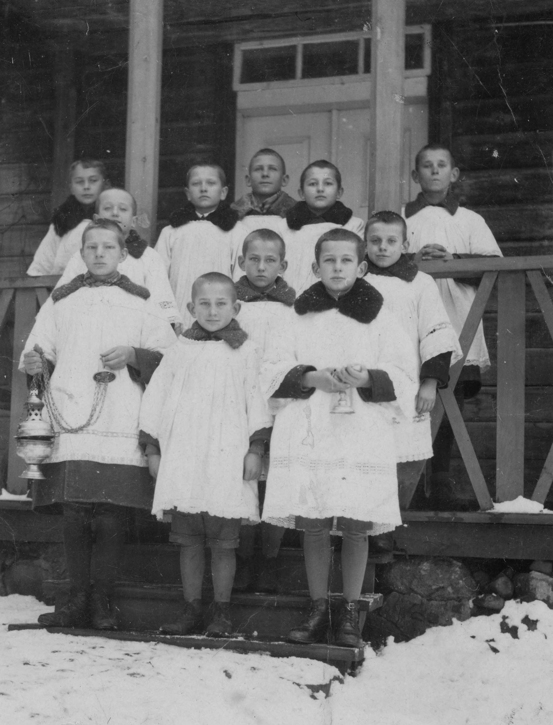 Lata 30. XX wieku | Kółko ministrantów przed zabłudowską plebanią | z arch. Agaty Łysak-Matwiejuk