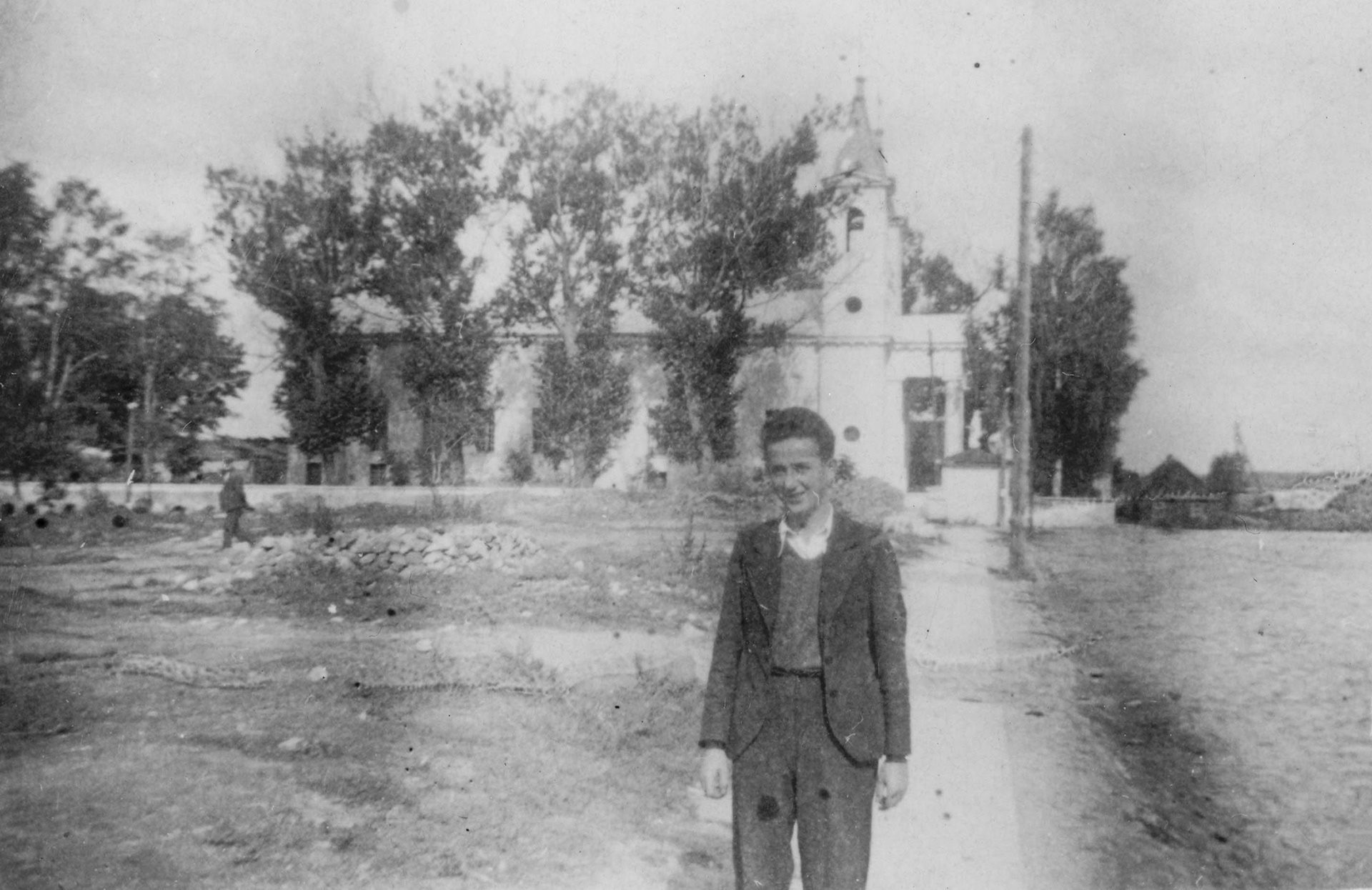 Lata 40. XX wieku (II poł.) | Kazimierz Kuczyński na ul. Grzegorza Chodkiewicza - widok w stronę ul. Rynek - w tle kościół pw. św. Apostołów Piotra i Pawła | z arch. Agaty Łysak-Matwiejuk