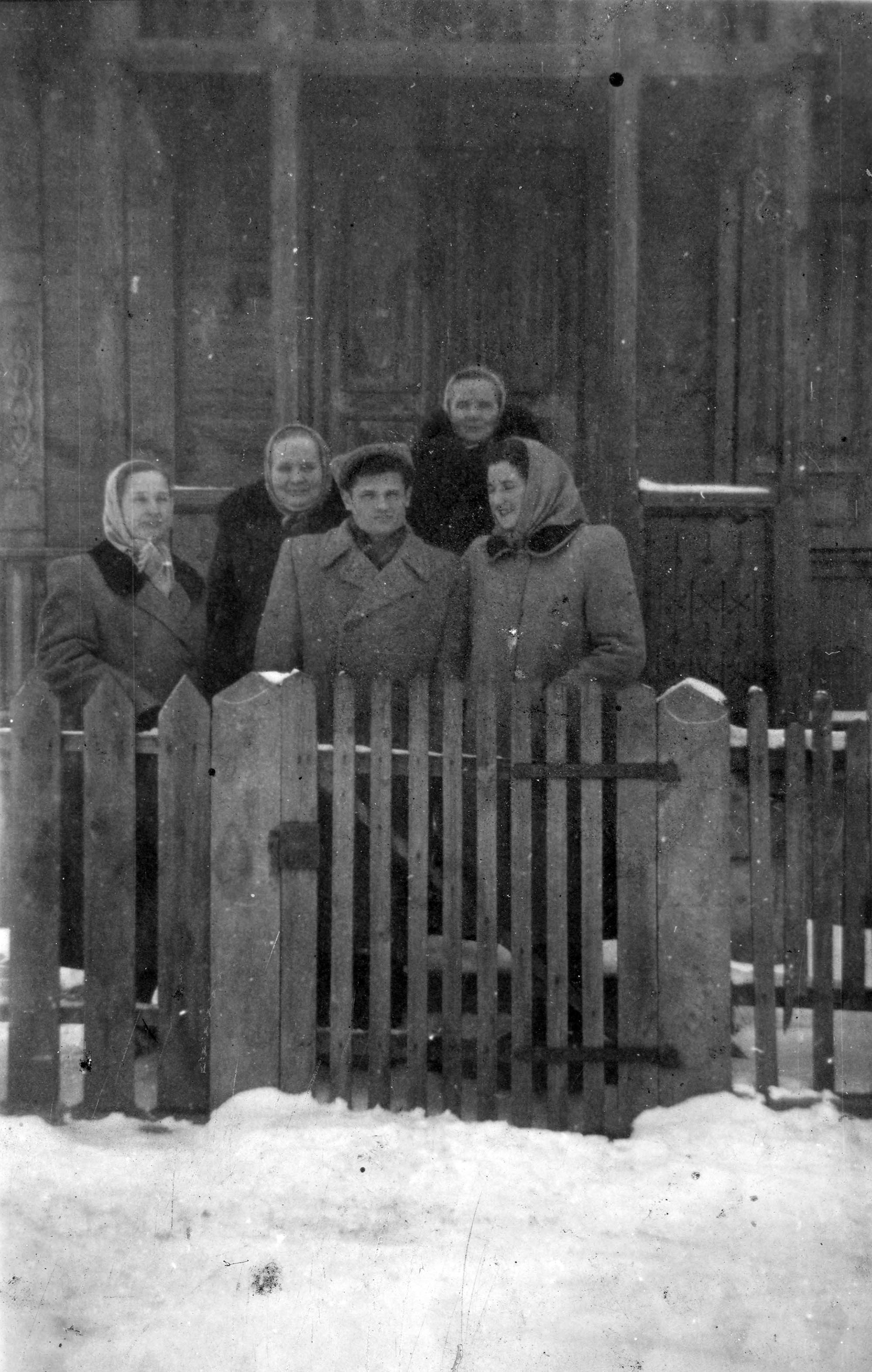 Lata 50. XX wieku | Dom rodzinny Kuczyńskich (ob. AgiTo - Pracownia Artystyczna) - od lewej: Jadwiga Polikarp, Ludwika Turosieńska, x, Stefania Kuczyńska z d. Turosieńska, Teresa Łysak z d. Kuczyńska | z arch. Agaty Łysak