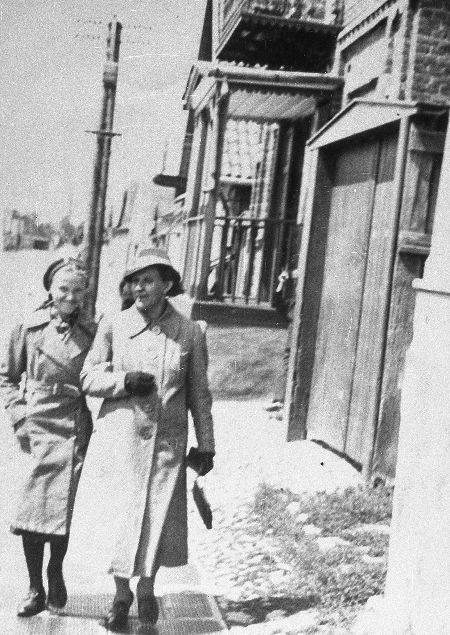 Lata 30. XX wieku | Helena Szyłkiewicz z córką na spacerze - ul. Rynek, widok w stronę ul. Białostockiej | z arch. MOAK