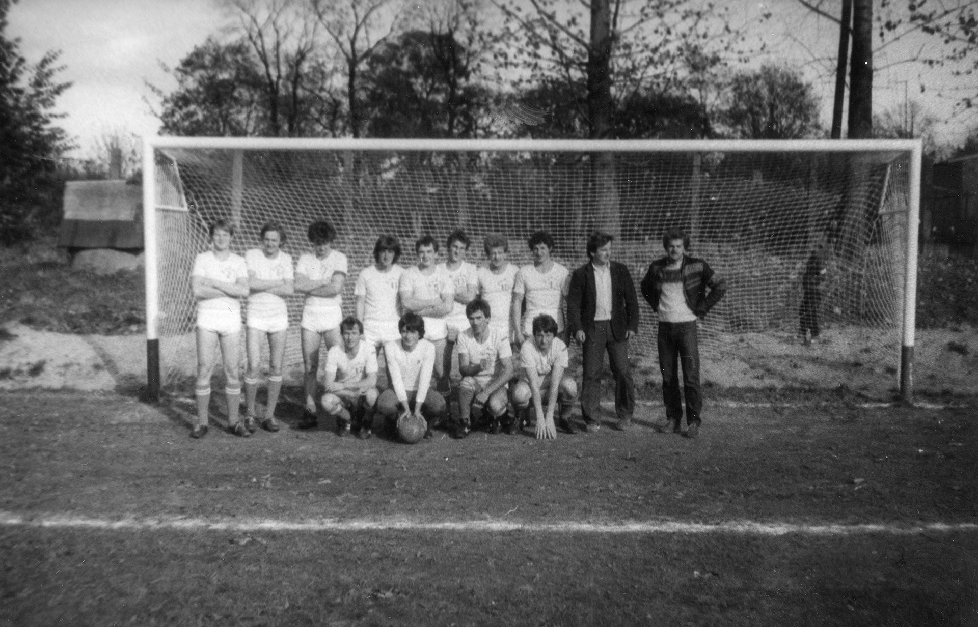 1982 | Klub Sportowy "RUDNIA" powstał w 1982 roku - tak prezentuje się pierwsza drużyna - od lewej stoją: Jarosław Swatkowski, Marek Rac, Stanisław Kalinowski, Ryszard Pietruczuk, Andrzej Samsonowicz, Janusz Pietrzycki, Lech Kajewski, Romuald Lulewicz, Andrzej Kalinowski, Zenon Pietrzycki - od lewej u dołu: Romuald Kraczyna, Waldemar Jakiel, Andrzej Przybysz, Stanisław Muklewicz - nieobecni na zdjęciu m.in. Marek Kułak, Adam Michalczuk, Romuald Mojsak, Franciszek Samsonowicz, Adam Niewiarowski | z arch. Andrzeja Kalinowskiego