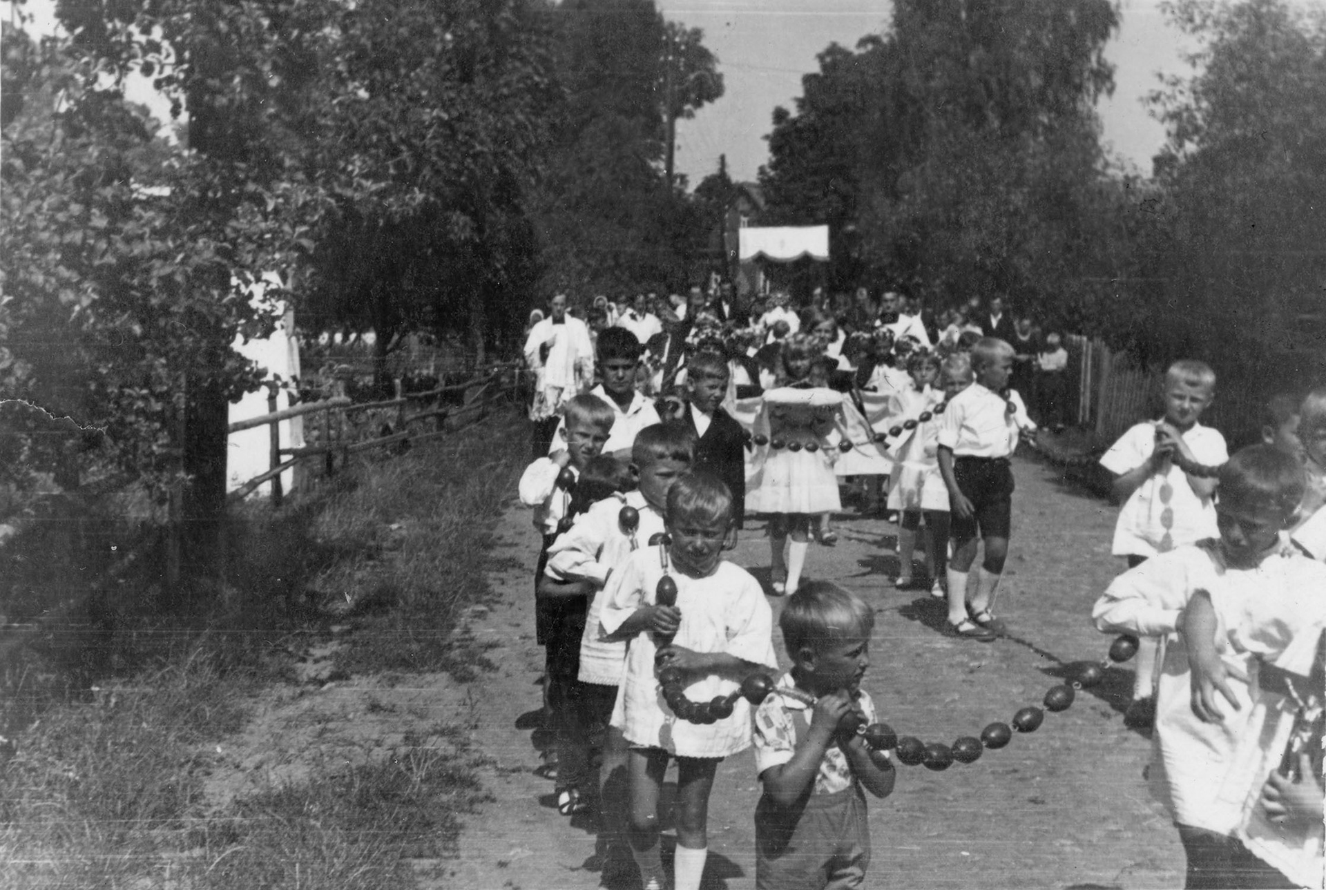 1964 | Procesja w Halickich - chłopcy niosą różaniec | z arch. Reginy i Wacława Halickich