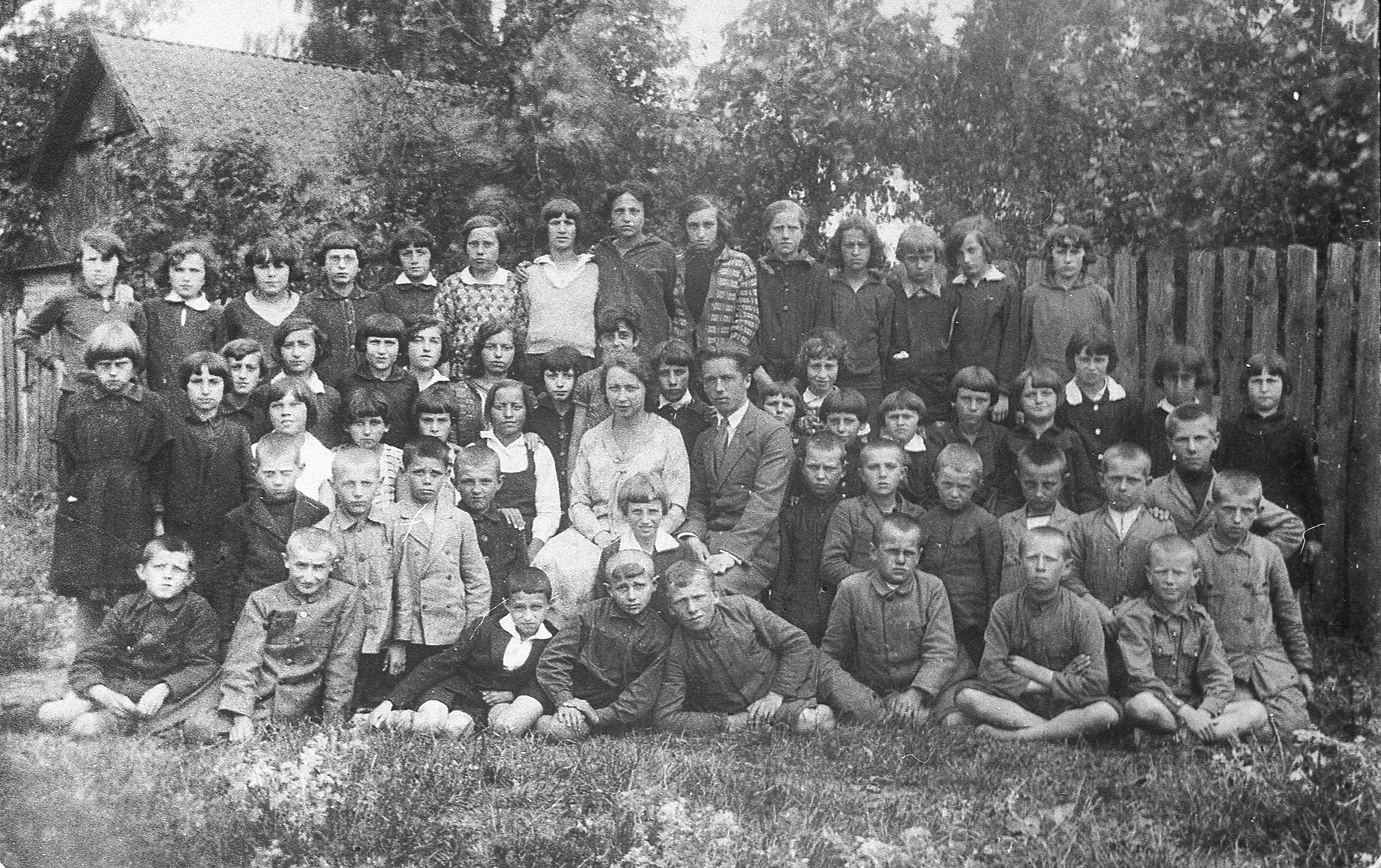 1934 | Uczniowie Publicznej Szkoły Powszechnej w Zabłudowie - w środku nauczyciele Leokadia Glinka z d. Lewkowicz i Jan Henzel | z arch. MOAK