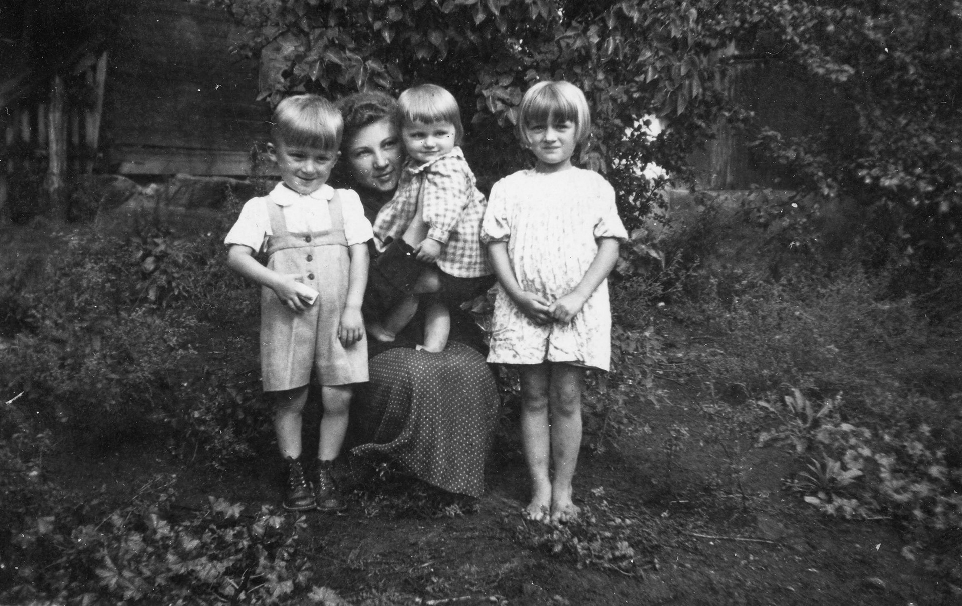 Lata 50. XX wieku | Od lewej: Jerzy Niewiarowski, Irena Niewiarowska z d. Mioduszewska, Maria Andrejczuk z d. Niewiarowska, Janina Suchowierska z d. Niewiarowska | z arch. Janiny Suchowierskiej