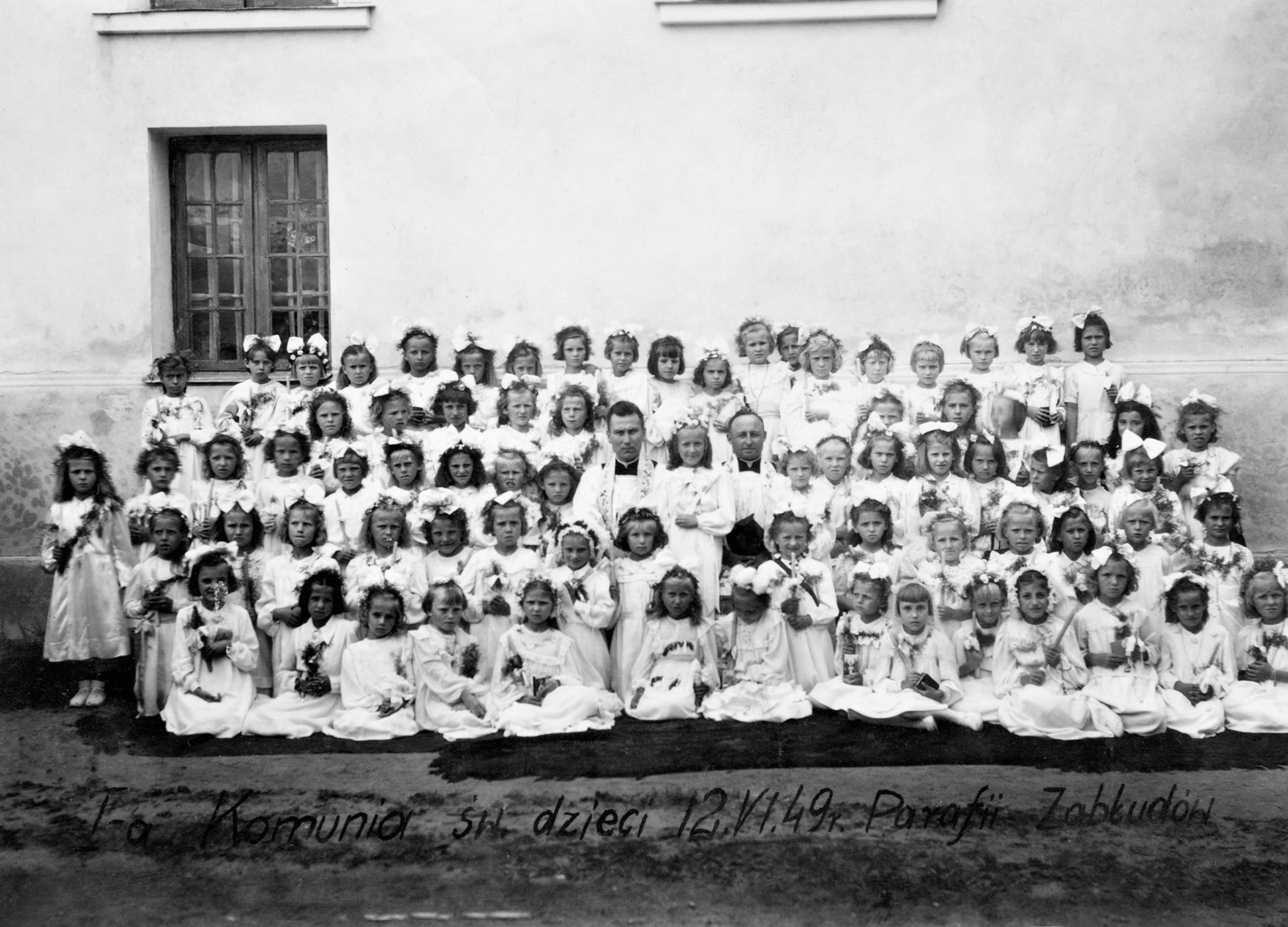 1949.06.12 | Pierwsza Komunia Święta dzieci z parafii Zabłudów - od lewej ks. Józef Niemotko i ks. Jan Sewioło | z arch. Macieja Roguckiego