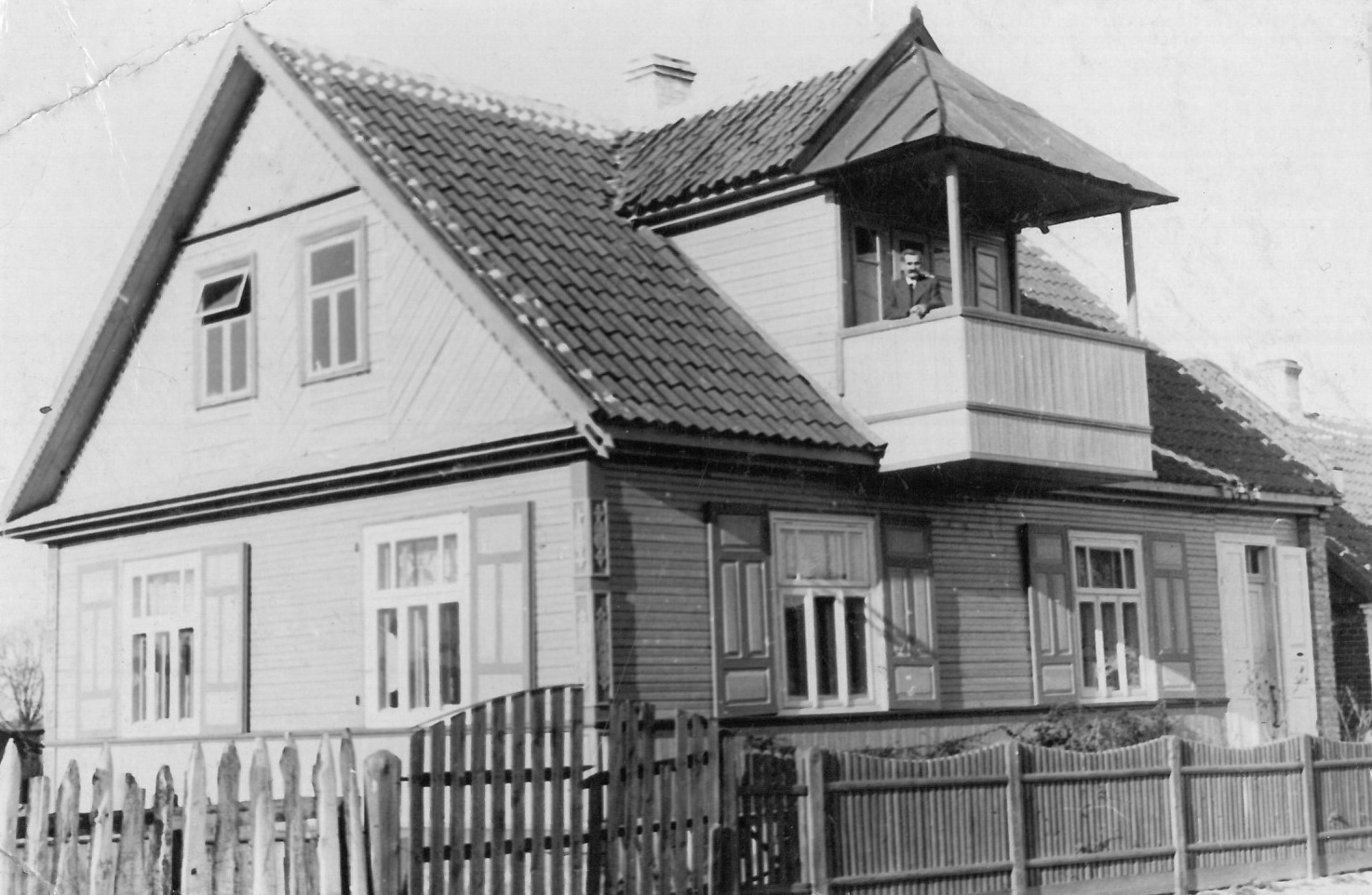 Lata 20. XX wieku | Dom rodzinny Zakrzewskich przy ul. Grzegorza Chodkiewicza - na balkonie Ignacy Zakrzewski z zawodu felczer | z arch. Grażyny Zakrzewskiej Dąb