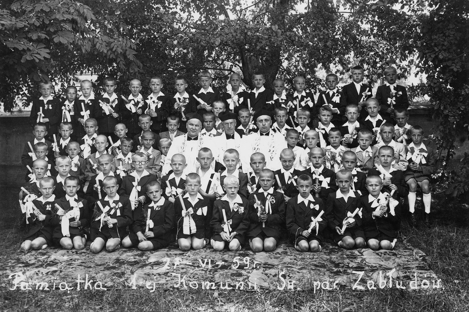 1959.06.27 | Pierwsza Komunia Święta dzieci z parafii Zabłudów - księża od lewej: ks. Jan Wołk-Karaczewski, ks. proboszcz Jan Skarzyński, ks. Adam Niewiarowski | z arch. Janiny Suchowierskiej
