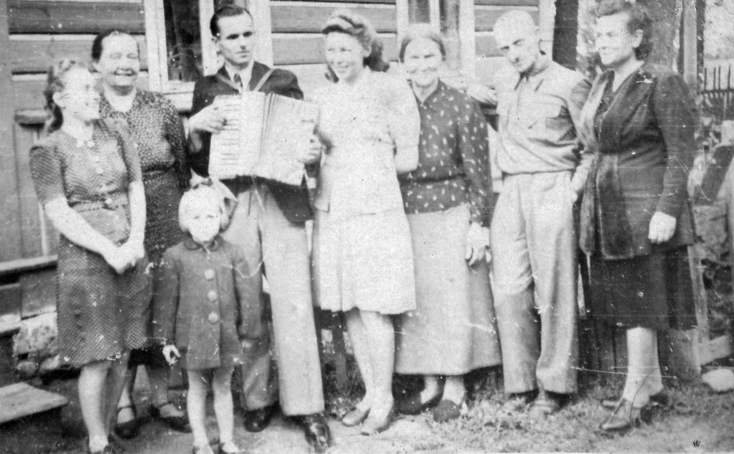 ok. 1947 r. | Od lewej z harmonią nauczyciel Kazimierz Wiszniewski (ur. 1922 r.), drugi z prawej dyrektor Szkoły Powszechnej w Dobrzyniówce - Piotr Komar | z arch. Urszuli Trębickiej