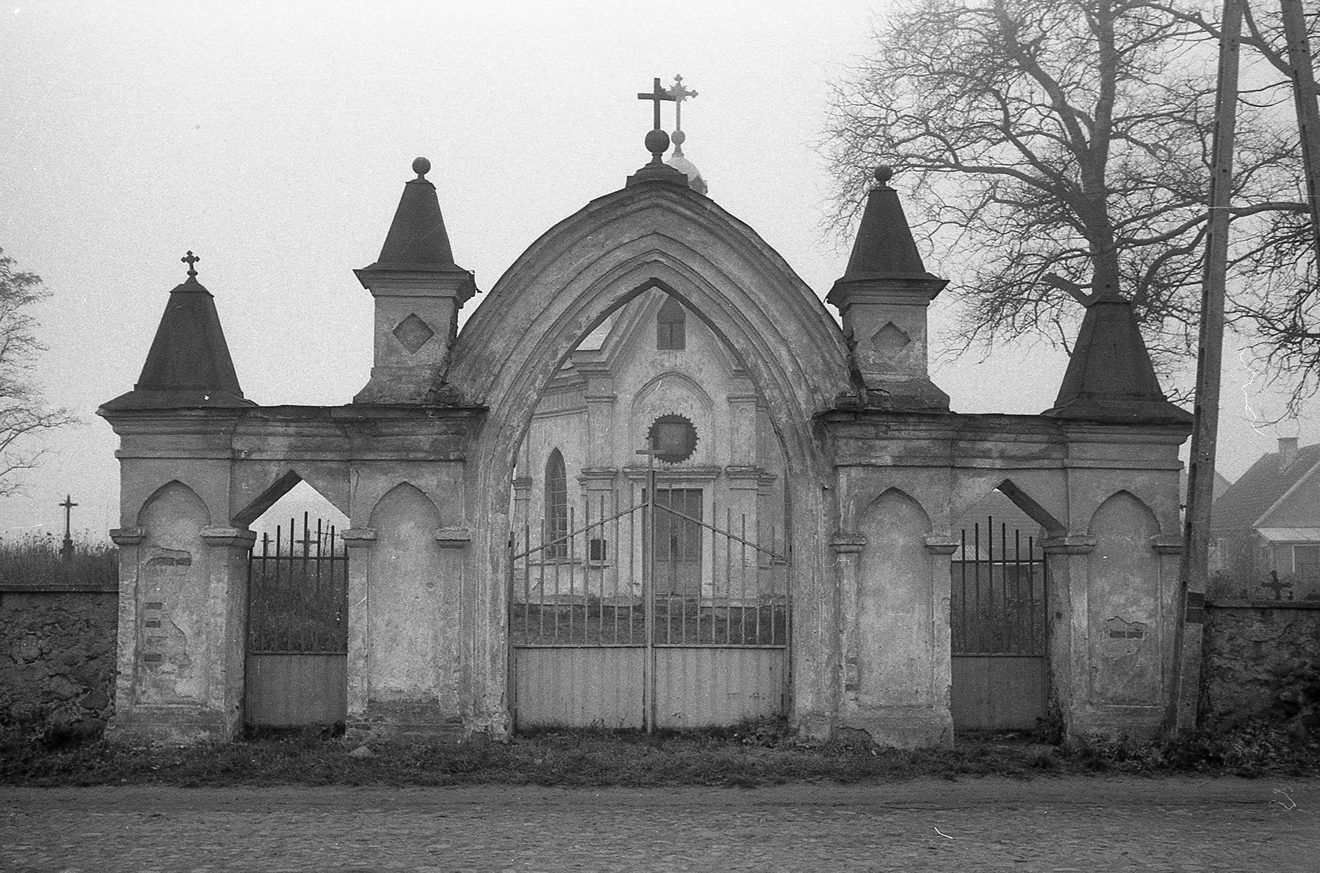 Lata 80. XX wieku | Brama główna z murem okalającym cmentarz św. Rocha w Zabłudowie, w tle kaplica pw. św. Rocha | z arch. MOAK