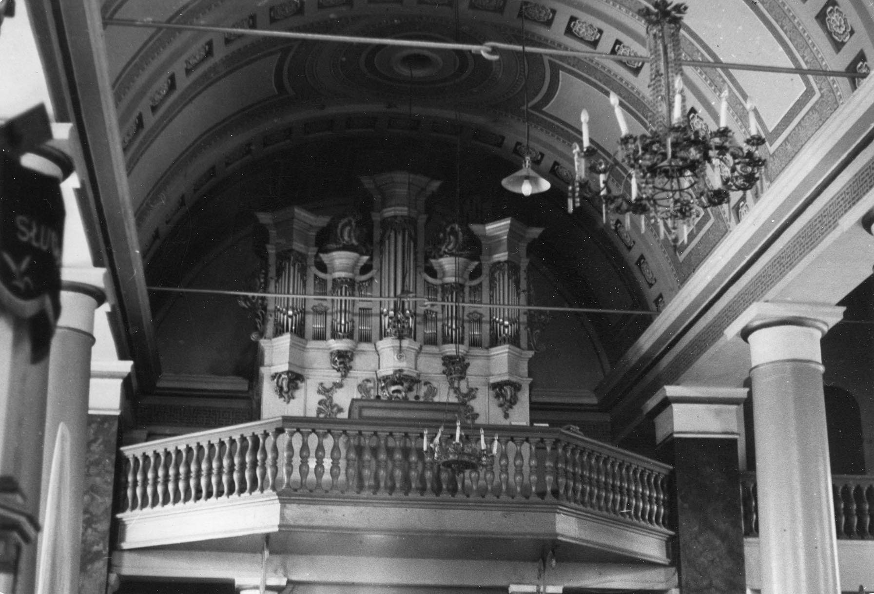 Lata 70. XX wieku | Pneumatyczne, czternastogłosowe organy o dwóch manuałach firmy Antoniego Szymańskiego z Warszawy z 1913 r. - wnętrze kościoła pw. św. Apostołów Piotra i Pawła w Zabłudowie | z arch. Grażyny Zakrzewskiej-Dąb