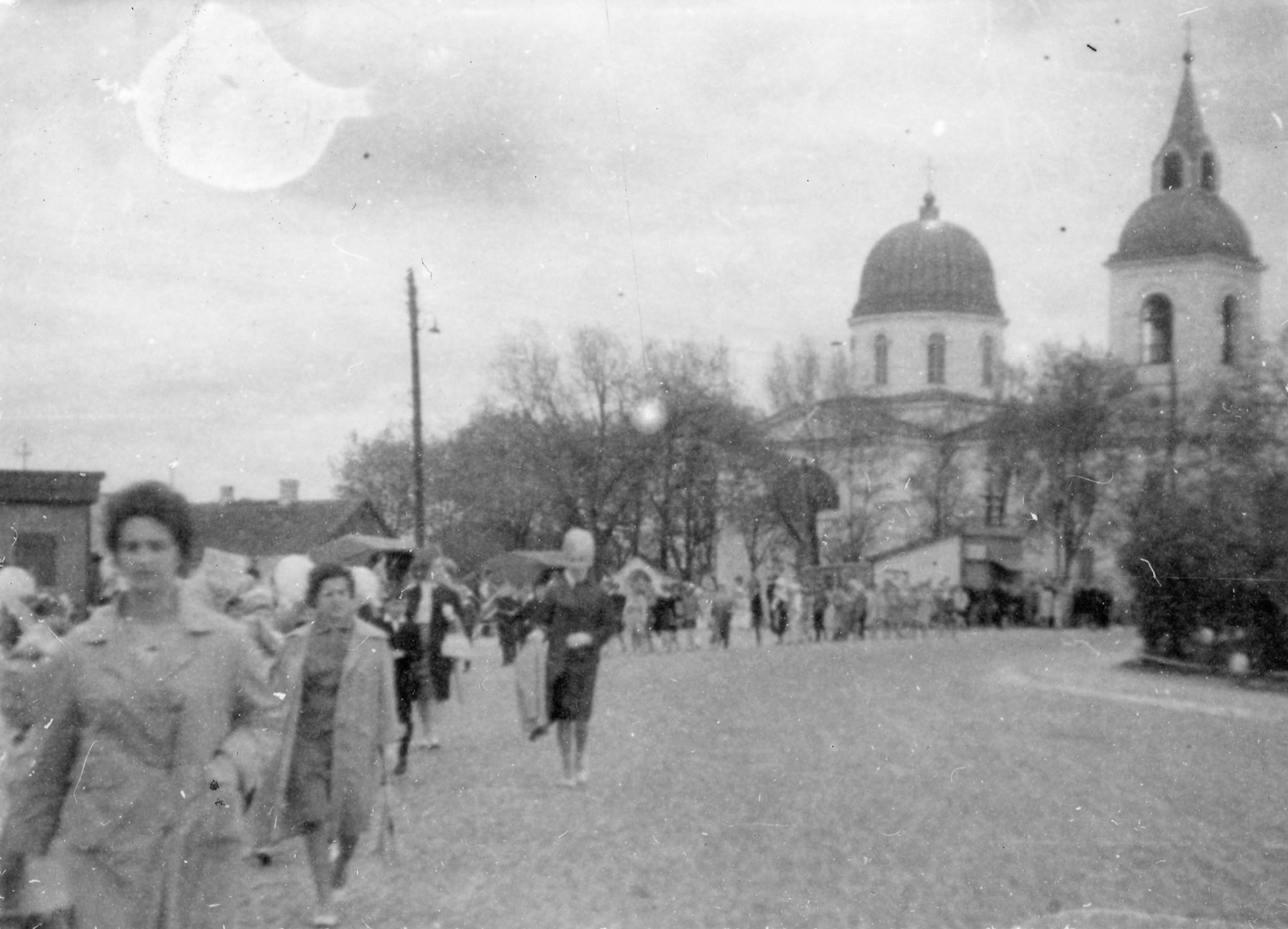 1964.05.04 | Dni Oświaty, Książki i Prasy - pochód ulicami Zabłudowa - ul. Rynek | z arch. Zespołu Szkolno-Przedszkolnego w Zabłudowie