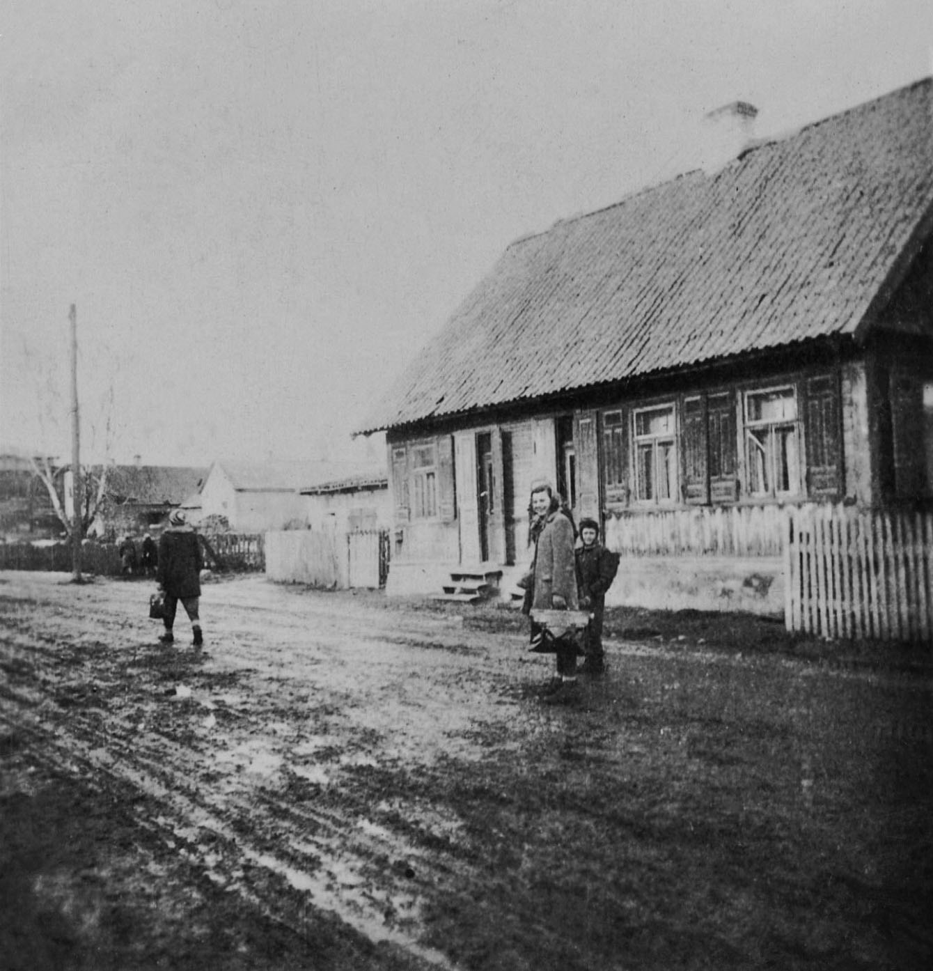 1953 | ul. Adama Mickiewicza - okolice obecnej Przychodni Rodzinnej w Zabłudowie - na zdjęciu Anna Rogucka wracająca ze szkoły | z arch. Macieja Roguckiego