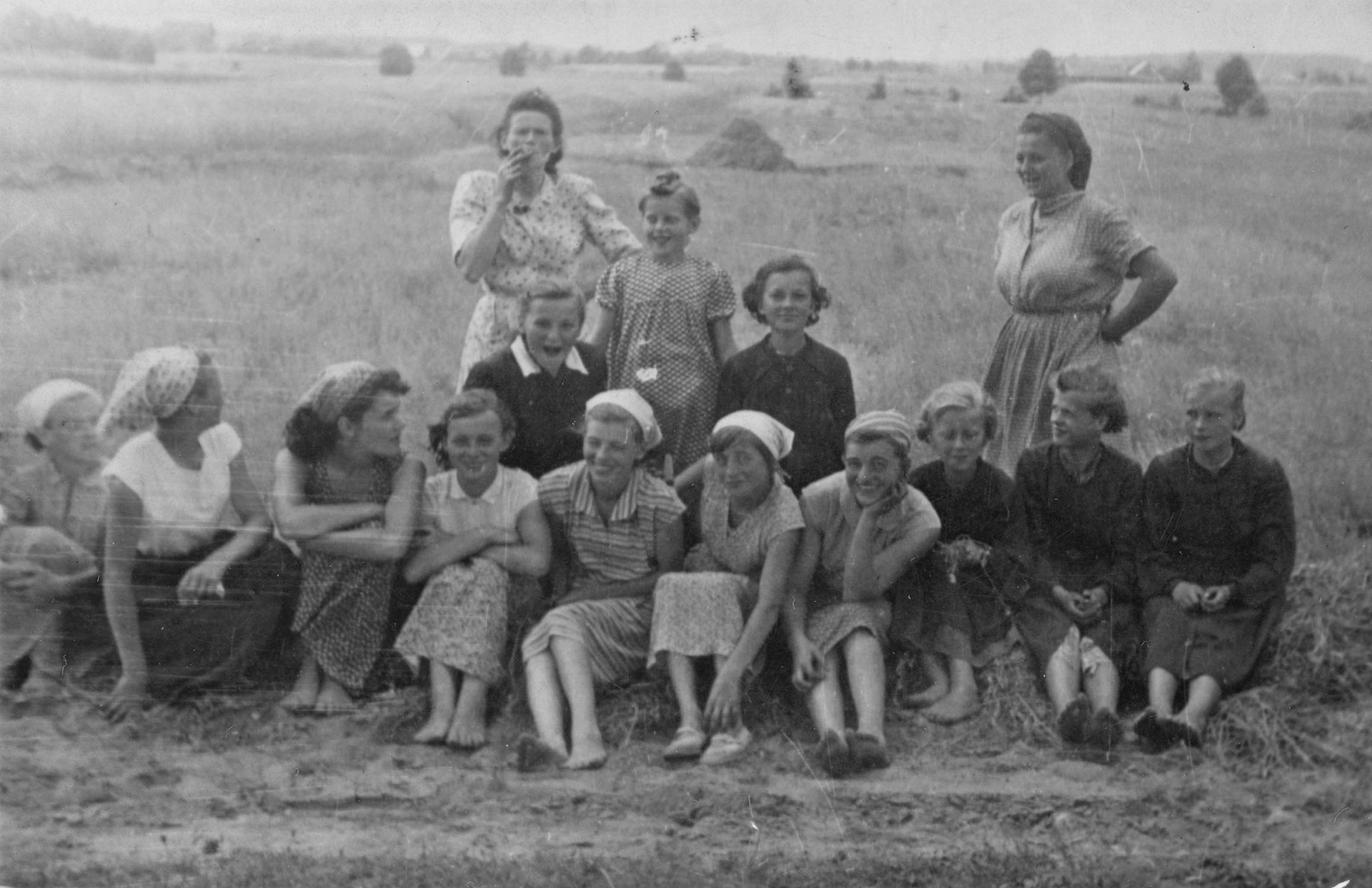 1955 | Wyrywanie lnu - okolice Zabłudowa | z arch. Agnieszki Dudzińskiej
