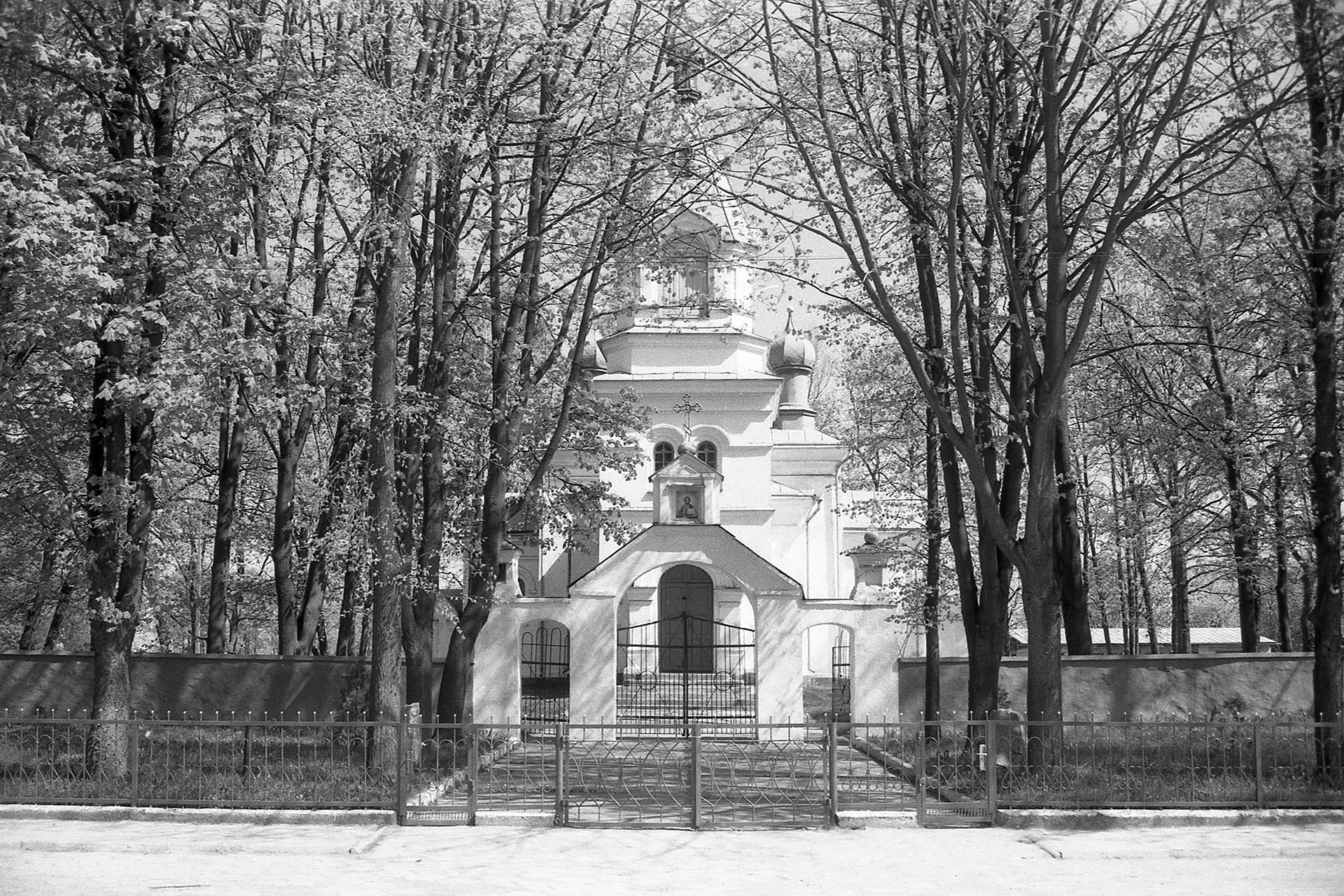 Lata 90. XX wieku | Cerkiew Świętych Kosmy i Damiana w Rybołach - wzniesiona po raz trzeci już jako murowana w latach 70. XIX wieku | z arch. MOAK