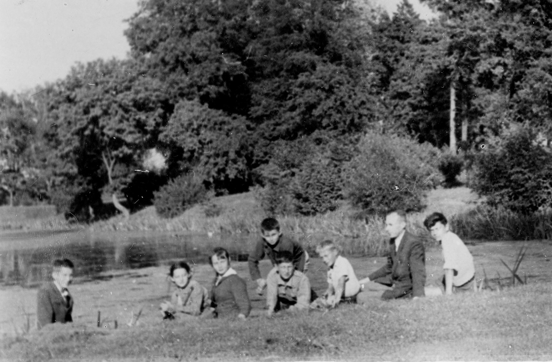1961.06.23 | Pamiątkowe zdjęcie nad stawem z kierownikiem Czesławem Nurczewskim | z arch. Zespołu Szkolno-Przedszkolnego w Zabłudowie