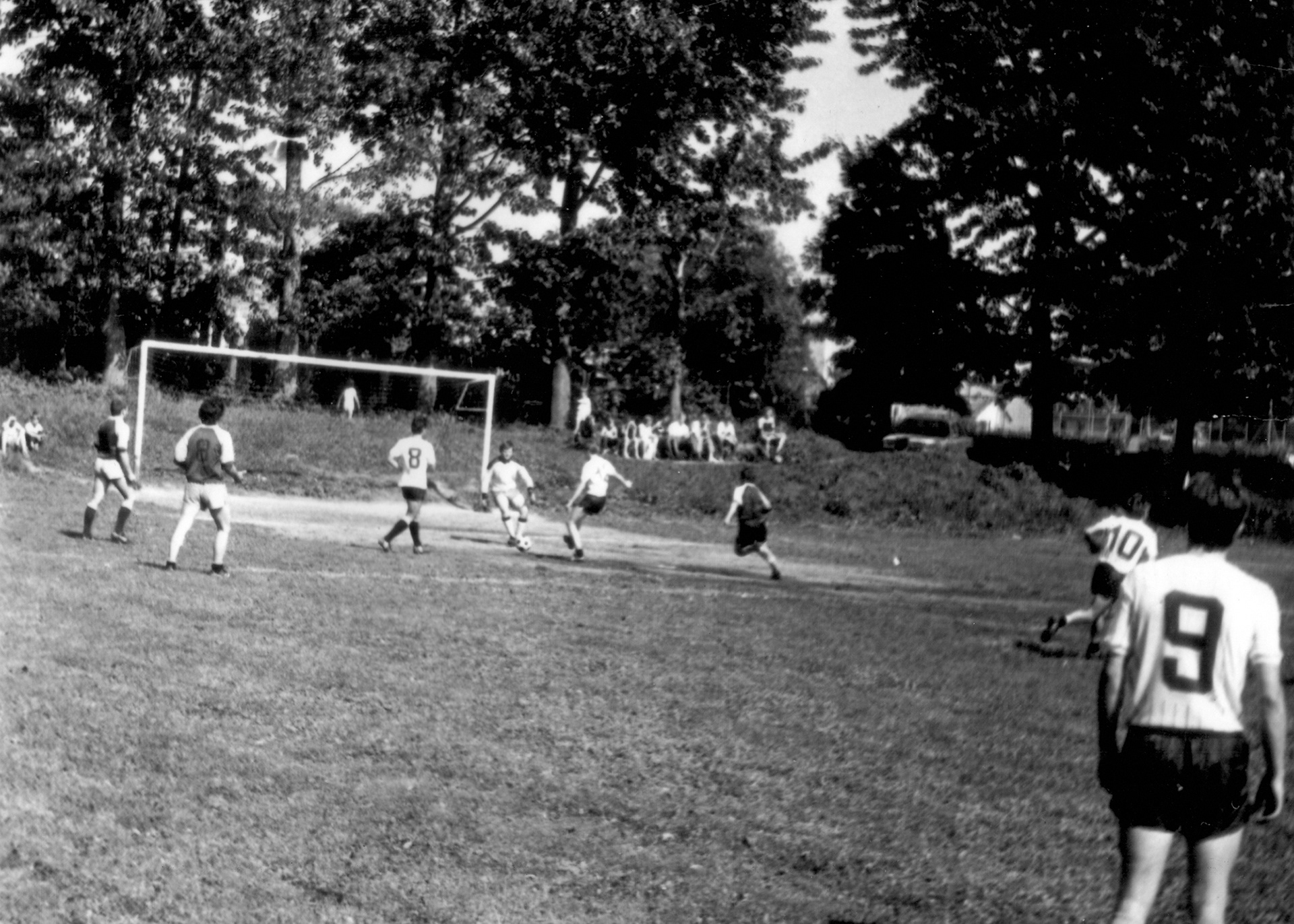 Lata 80. XX wieku | Drużyna seniorów Klubu Sportowego "RUDNIA" Zabłudów w zmaganiach ligowych - boisko przy ul. Adama Mickiewicza (Park Dworski) | z arch. Andrzeja Kalinowskiego