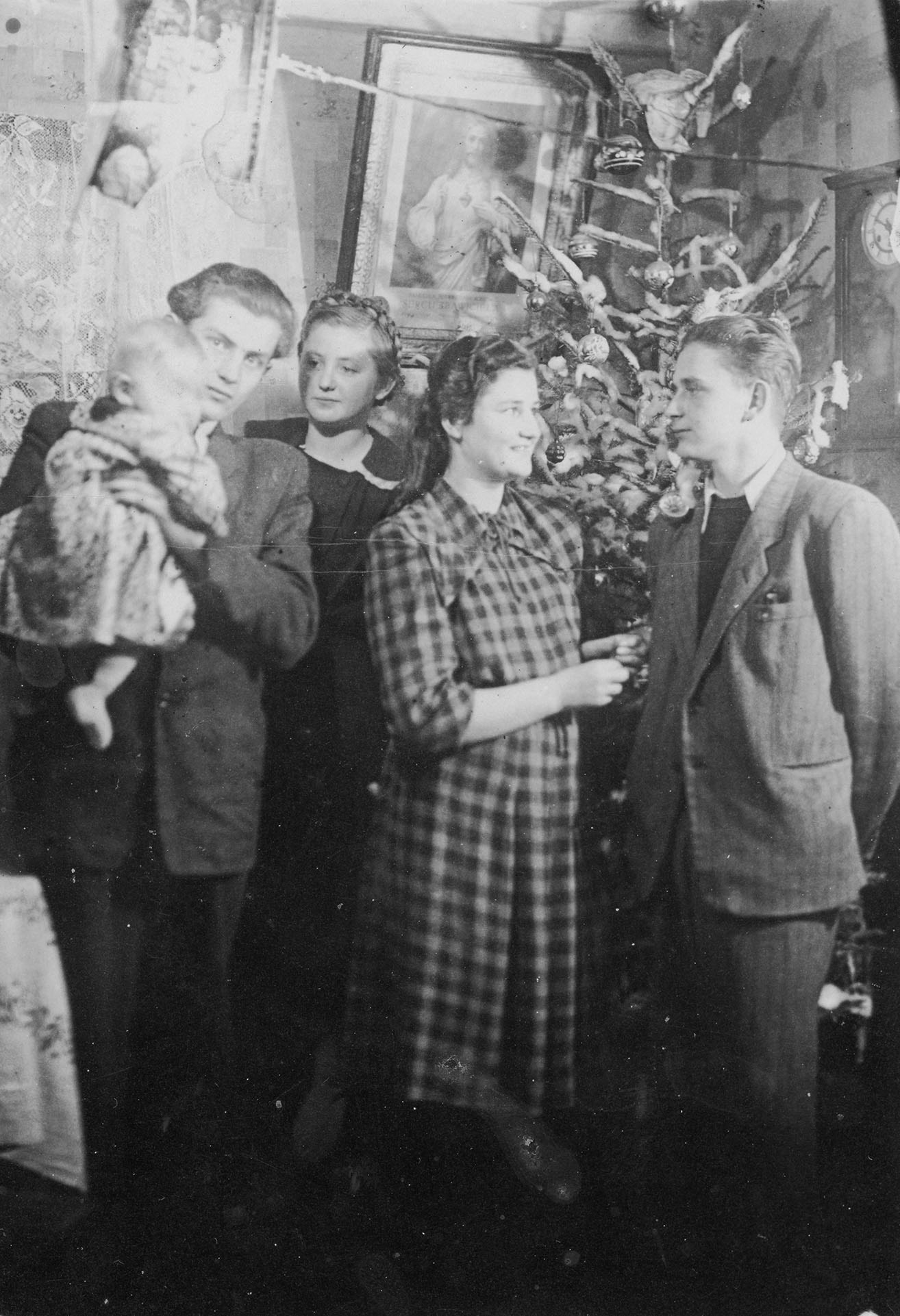 1951.01.06 | Dom Państwa Frejdów - od lewej: Anna Frejda, Wacław Maliszewski, Regina Frejda, Teresa Łysak z d. Kuczyńska, Jan Powichrowski | z arch. Agaty Łysak