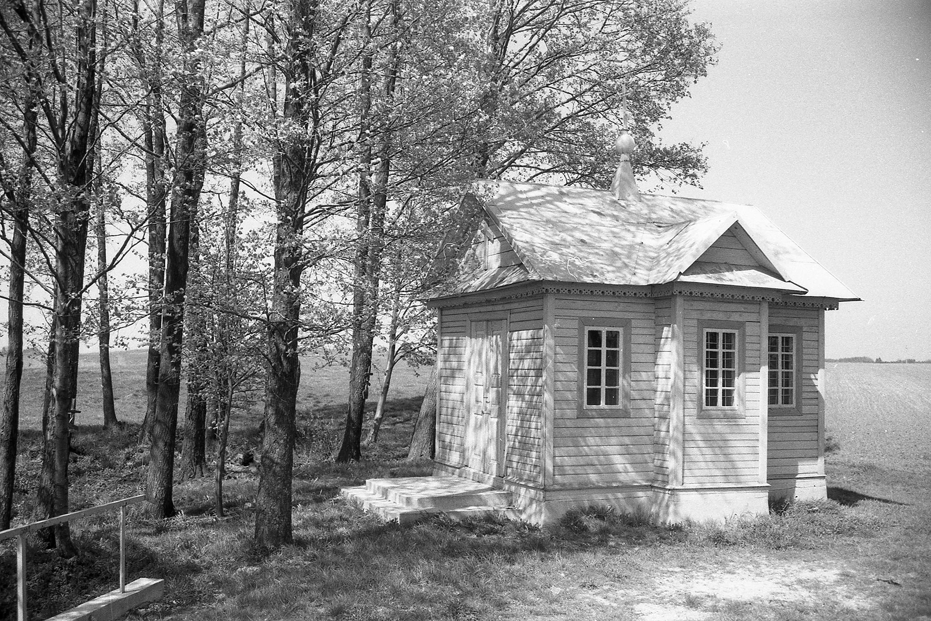 Lata 90. XX wieku | Kapliczka w uroczysku Petraszki | z arch. MOAK