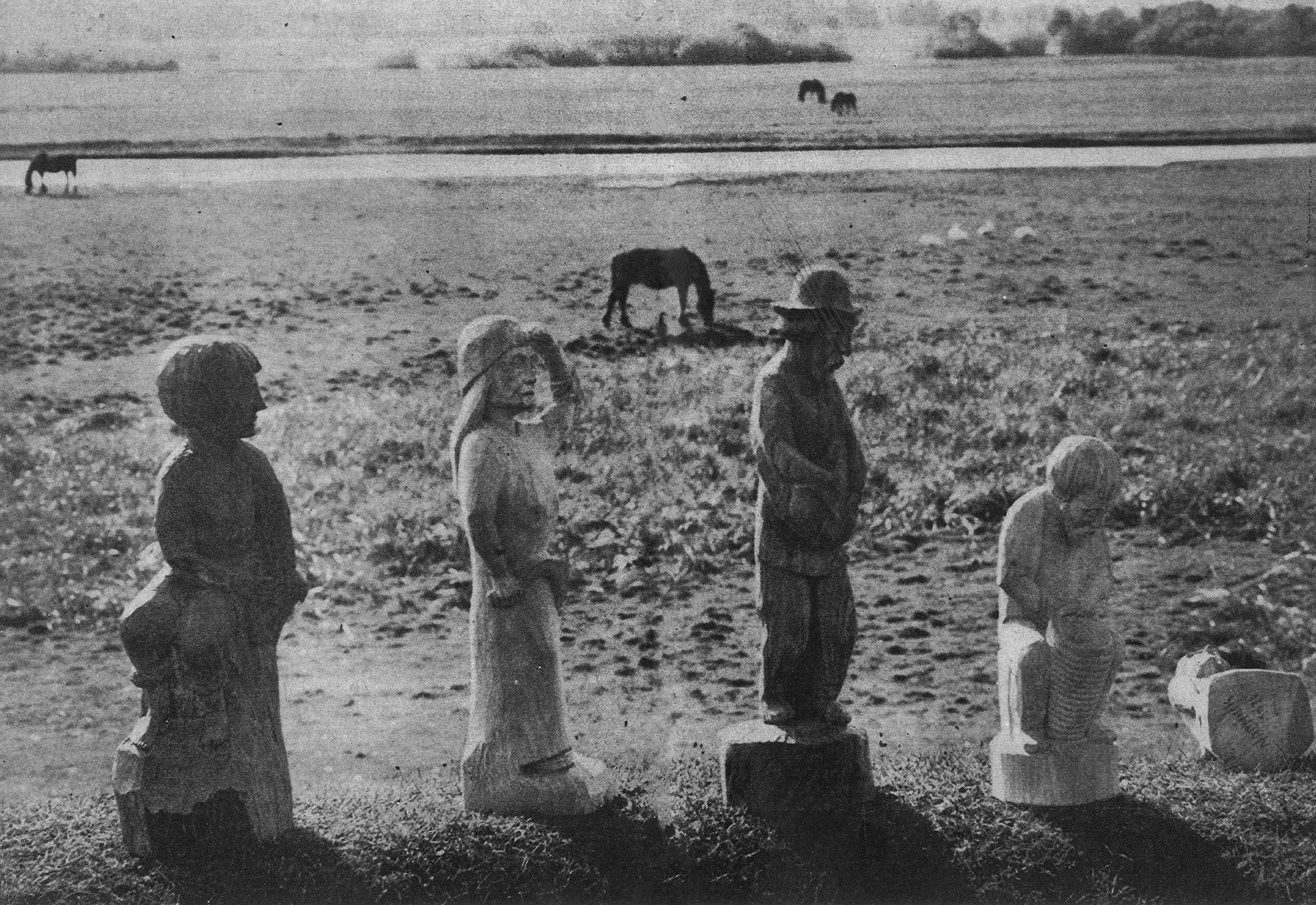 1971 | Kaniuki - rzeźby autorstwa Włodzimierza Naumiuka przygotowane do wystawy w "Domu Chłopa" w Warszawie | fot. Wiktor Wołkow - fotografia pochodzi z folderu "Rzeźby Włodzimierza Naumiuka na tle tkanin białostockich"