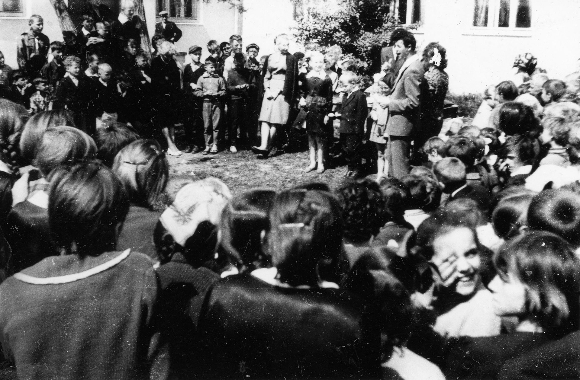 1963.06.01 | Międzynarodowy Dzień Dziecka - plac szkolny | z arch. Zespołu Szkolno-Przedszkolnego w Zabłudowie