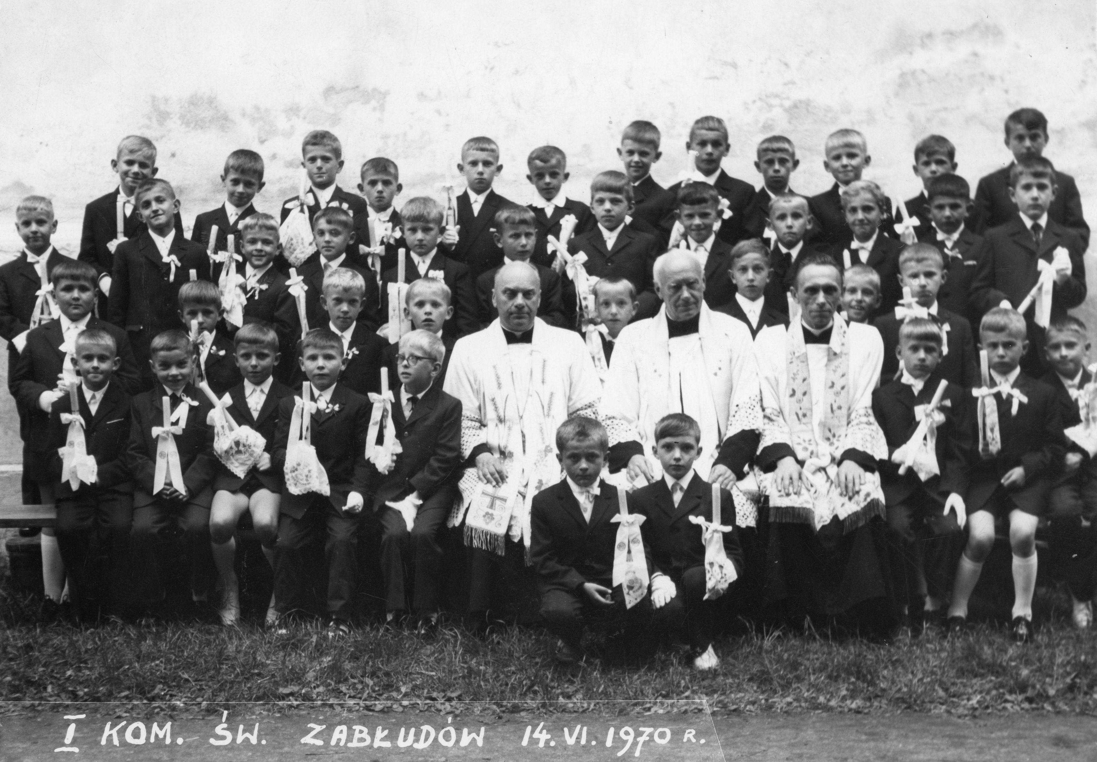 1970.06.14 | Pierwsza Komunia Święta w Zabłudowie - od lewej księża: ks. Antoni Kruk, ks. Jan Skarzyński i ks. Bronisław Poźniak | z arch. Doroty Winnickiej