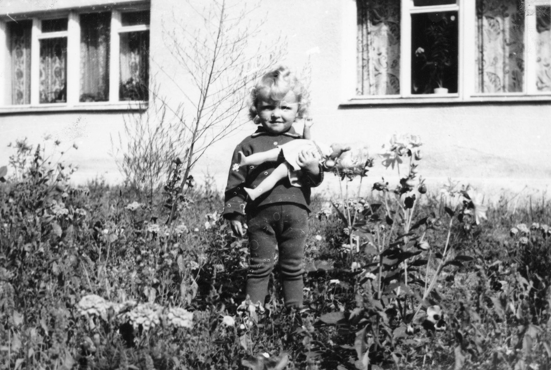 1971 | Małgorzata Kasperowicz na tle bloku przy ul. Adama Mickiewicza | z arch. Małgorzaty Kasperowicz