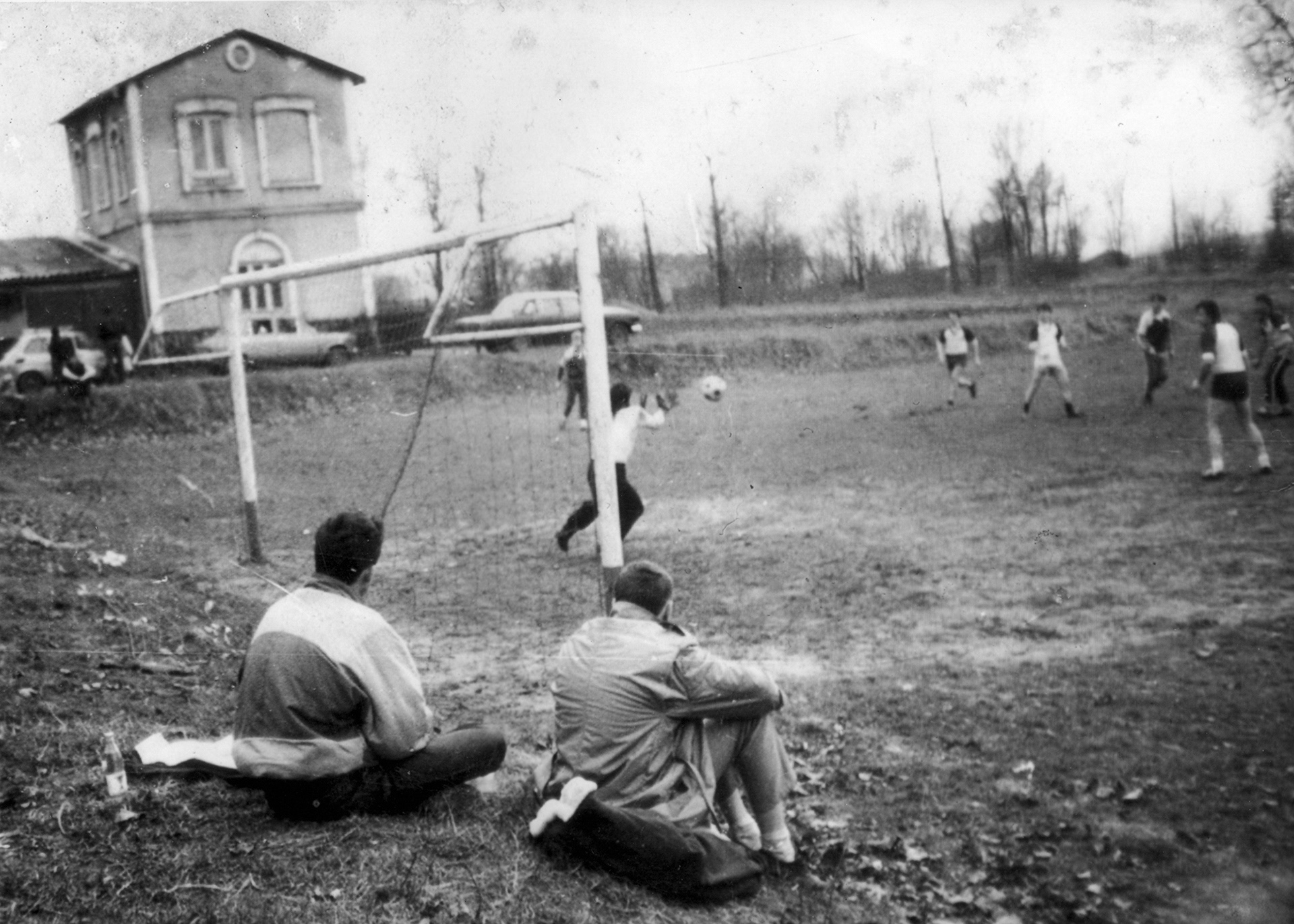 Lata 80. XX wieku | Drużyna seniorów Klubu Sportowego "RUDNIA" Zabłudów w zmaganiach ligowych - w tle Oranżeria Radziwiłłów | z arch. Andrzeja Kalinowskiego