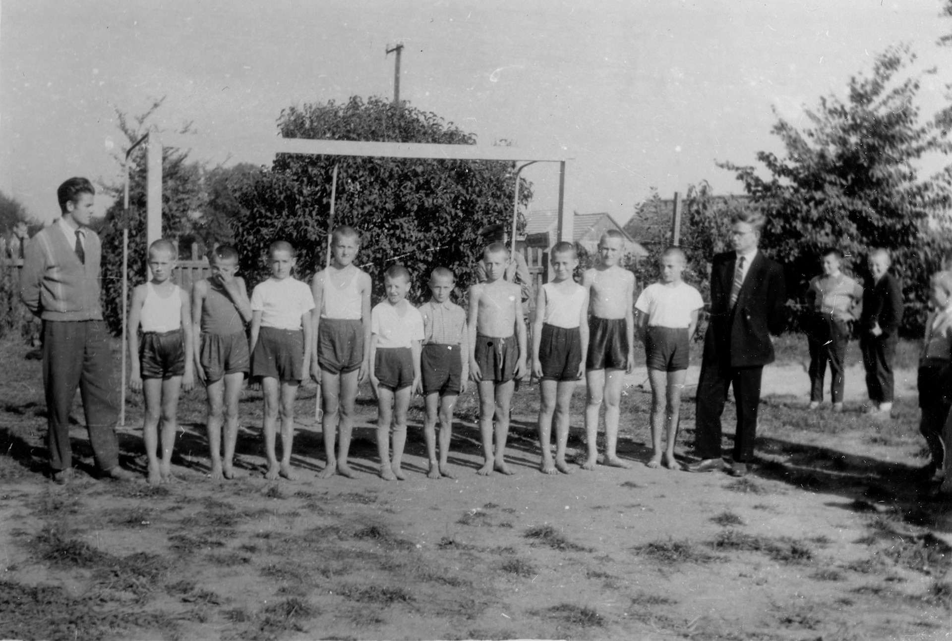 1960.09.25 | Zawodnicy z opiekunem Tadeuszem Biskupem - po prawej Stefan Sacharewicz | z arch. Zespołu Szkolno-Przedszkolnego w Zabłudowie