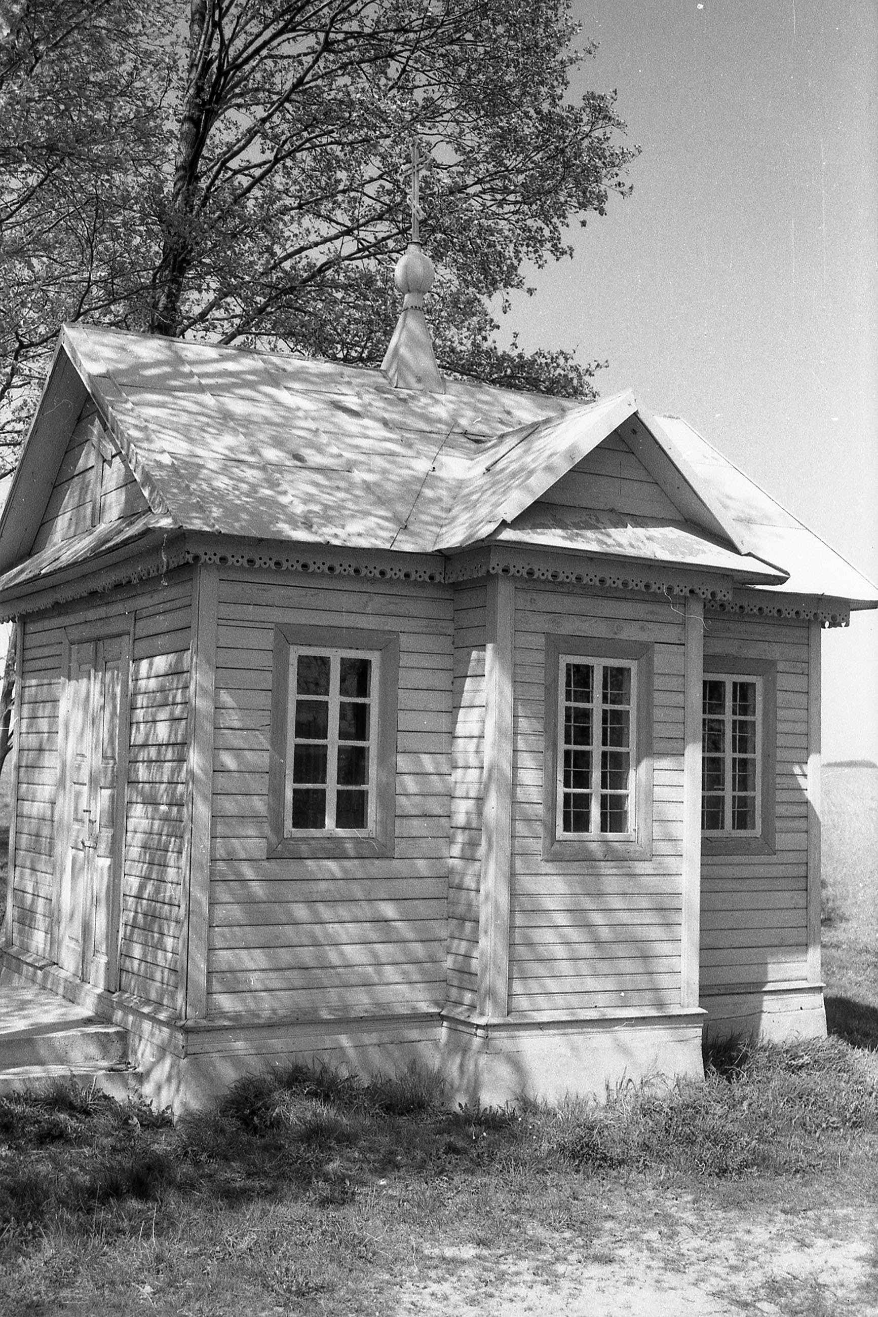 Lata 90. XX wieku | Kapliczka w uroczysku Petraszki | z arch. MOAK
