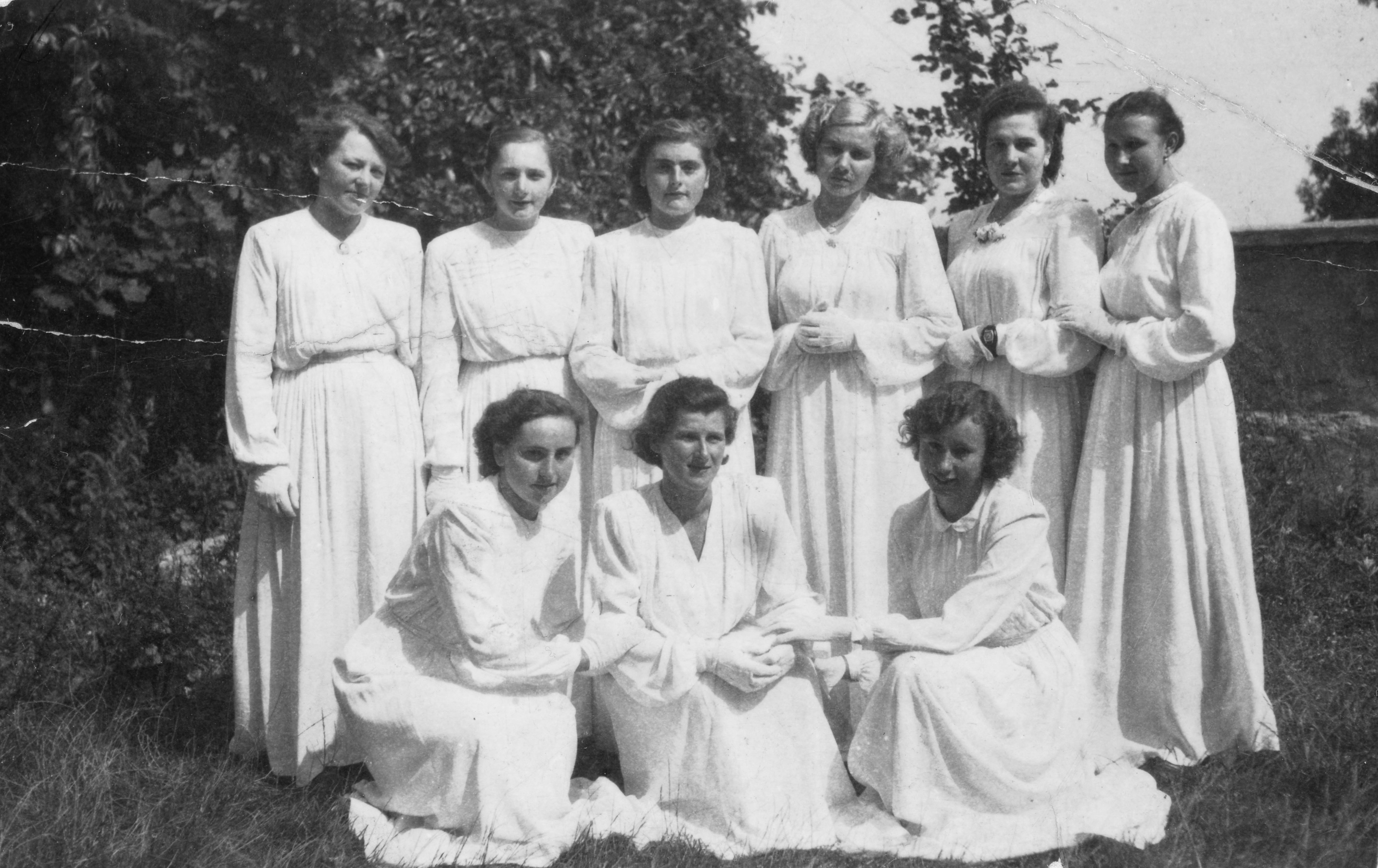 1950 | Uroczystości Bożego Ciała - w dolnym rzędzie druga od lewej: Apolonia Korolczuk z d. Michalczuk z Folwarków Wielkich | z arch. Barbary Orłowskiej