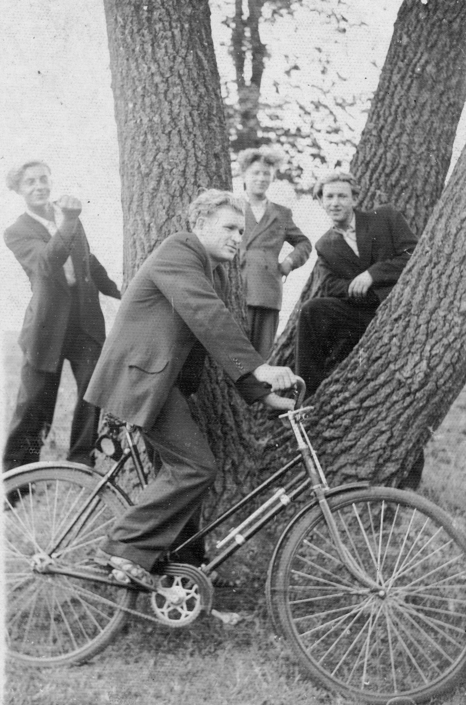 ok. 1958 | Od lewej: Edward Niewiarowski, na rowerze Stanisław Stelmach | z arch. Janiny Suchowierskiej