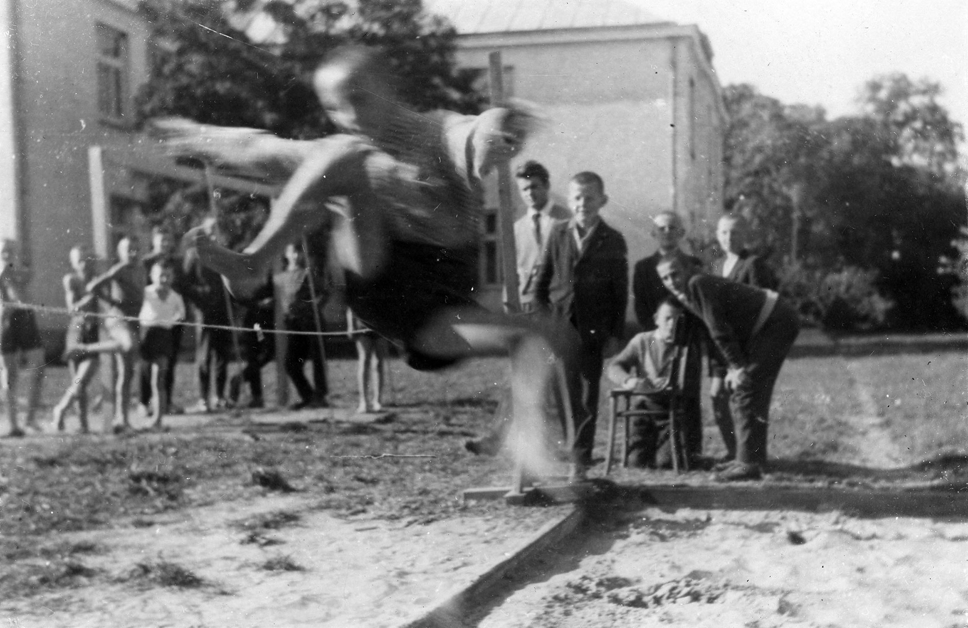 1960.09.25 | Zawody szkolne - skok wzwyż / w tle wychowawca Tadeusz Biskup | z arch. Zespołu Szkolno-Przedszkolnego w Zabłudowie