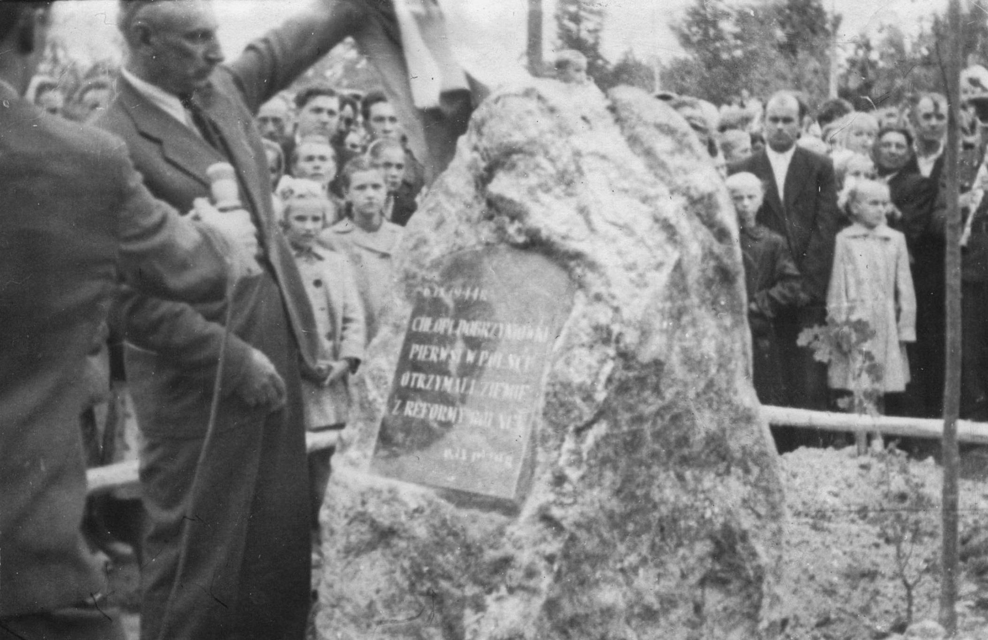 1959.09.06  |  Chłopi z Dobrzyniówki pierwsi w Polsce otrzymali ziemię z reformy rolnej podjętej 6 września 1944 r. - odsłonięcie upamiętniającego obelisku  |  z arch. Zespołu Szkolno-Przedszkolnego w Zabłudowie