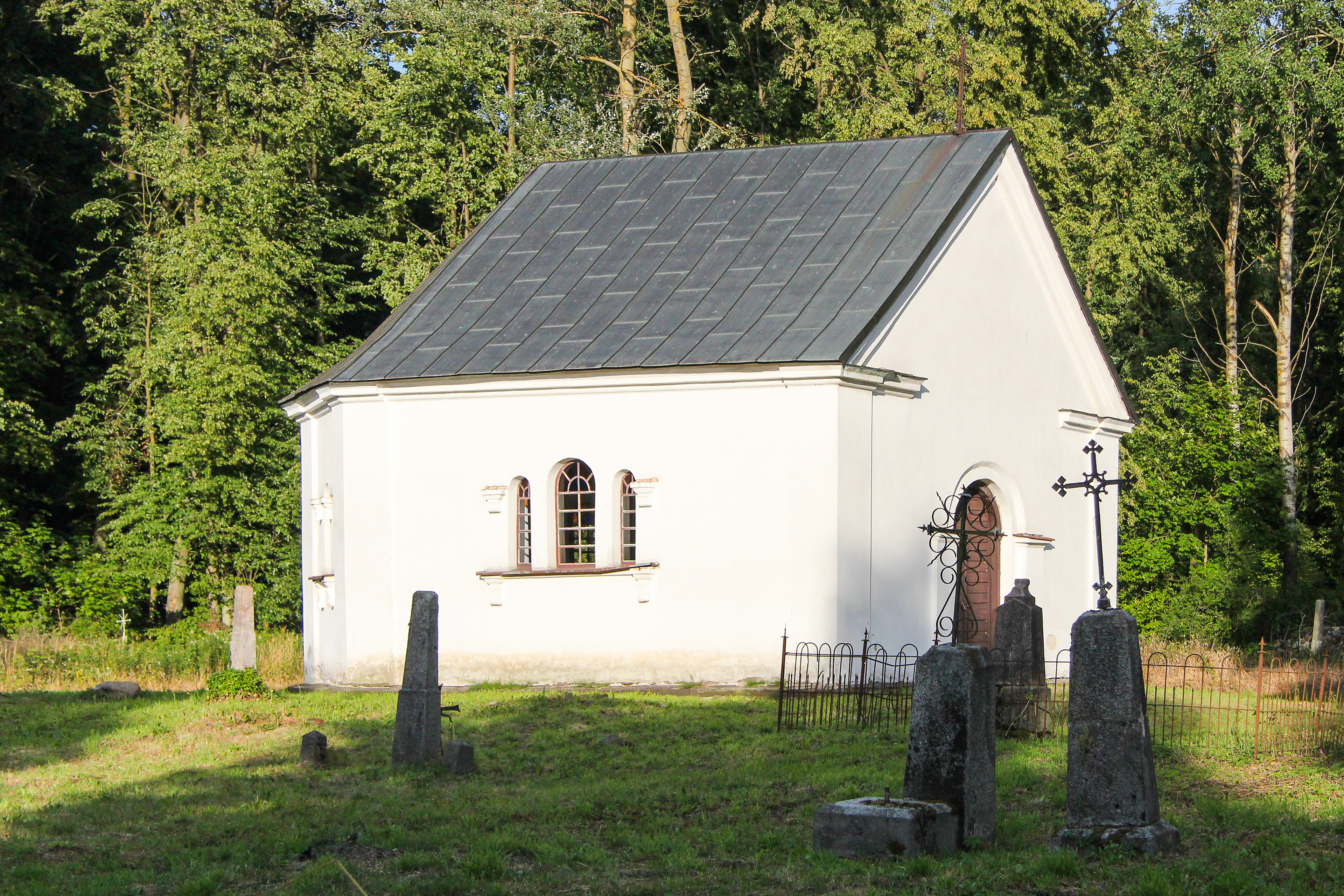 2015.07.22 | Kaplica pw. św. Marii Magdaleny w Zabłudowie z widokiem na cmentarz | fot. Małgorzata Kasperowicz