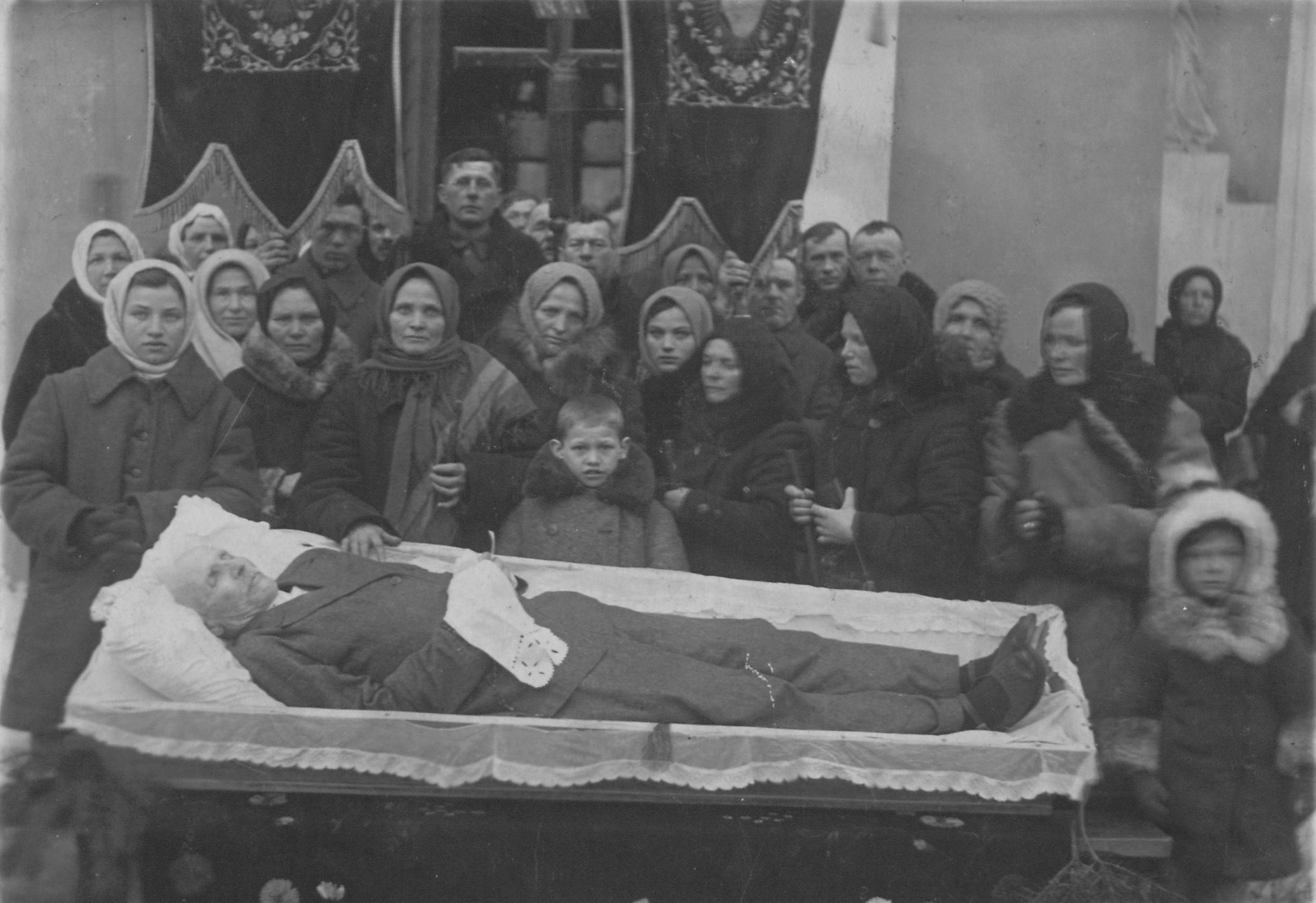 1941 | Pogrzeb ojca s. Anny Bartoszewicz - ona 2. po prawej od chłopca stojącego w środku - w tle kościół pw. św. Apostołów Piotra i Pawła w Zabłudowie | z arch. ks. dr Adama Szota
