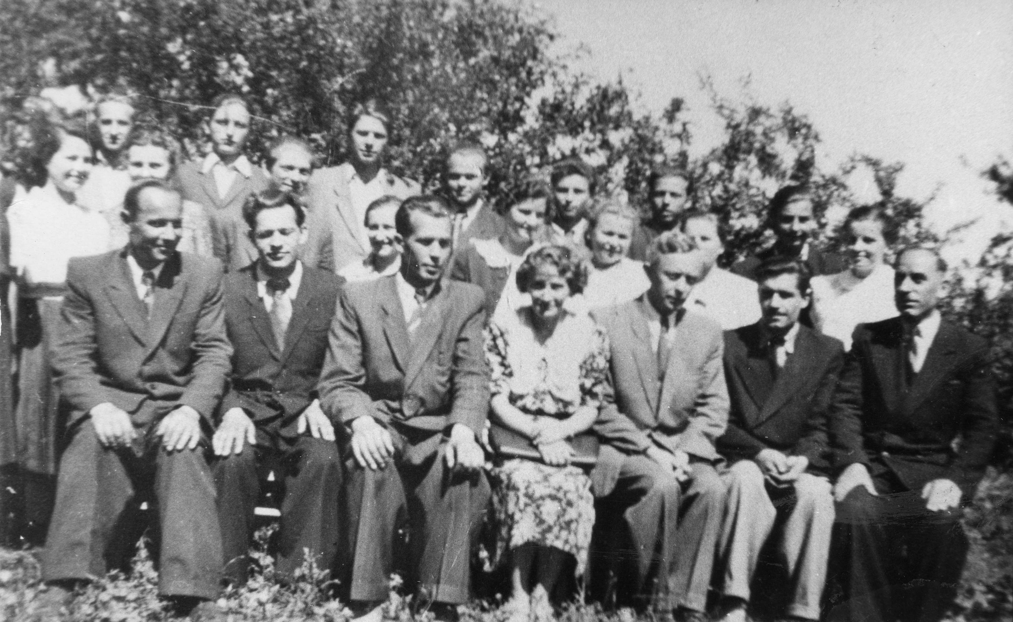 1952 | Pierwsi uczniowie i grono pedagogiczne Zasadniczej Szkoły Zawodowej w Zabłudowie - od lewej u dołu: x, Baniel Antoni, x, Szyłkiewicz Waleria, Maksimowicz Antoni, x, x / w drugim rzędzie: x, x, x, x, Łysak Teresa z d. Kuczyńska, Matysewicz Helena, x, x | z arch. Zofii Polikarp